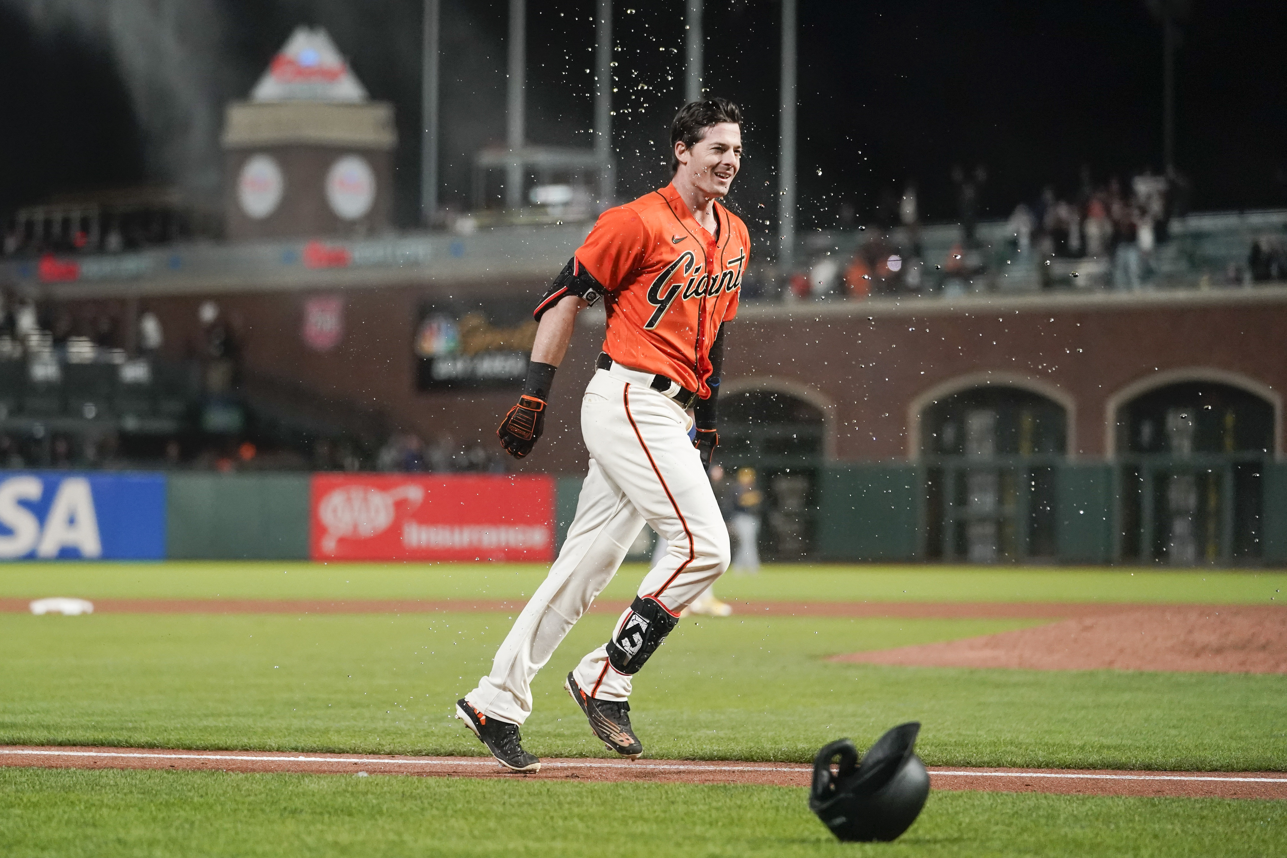 Yaz's slam highlights 3-homer 9th as Giants stun Brewers 8-5