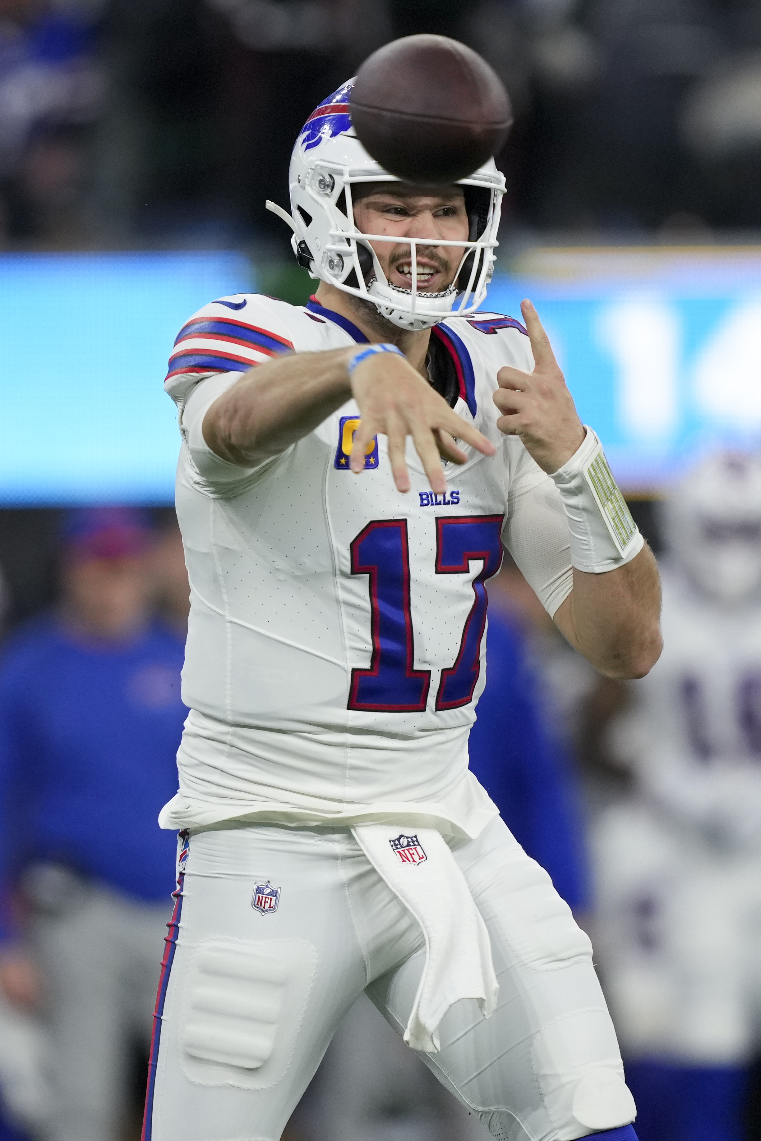 Josh Allen accounts for 3 touchdowns as Bills escape with 24-22