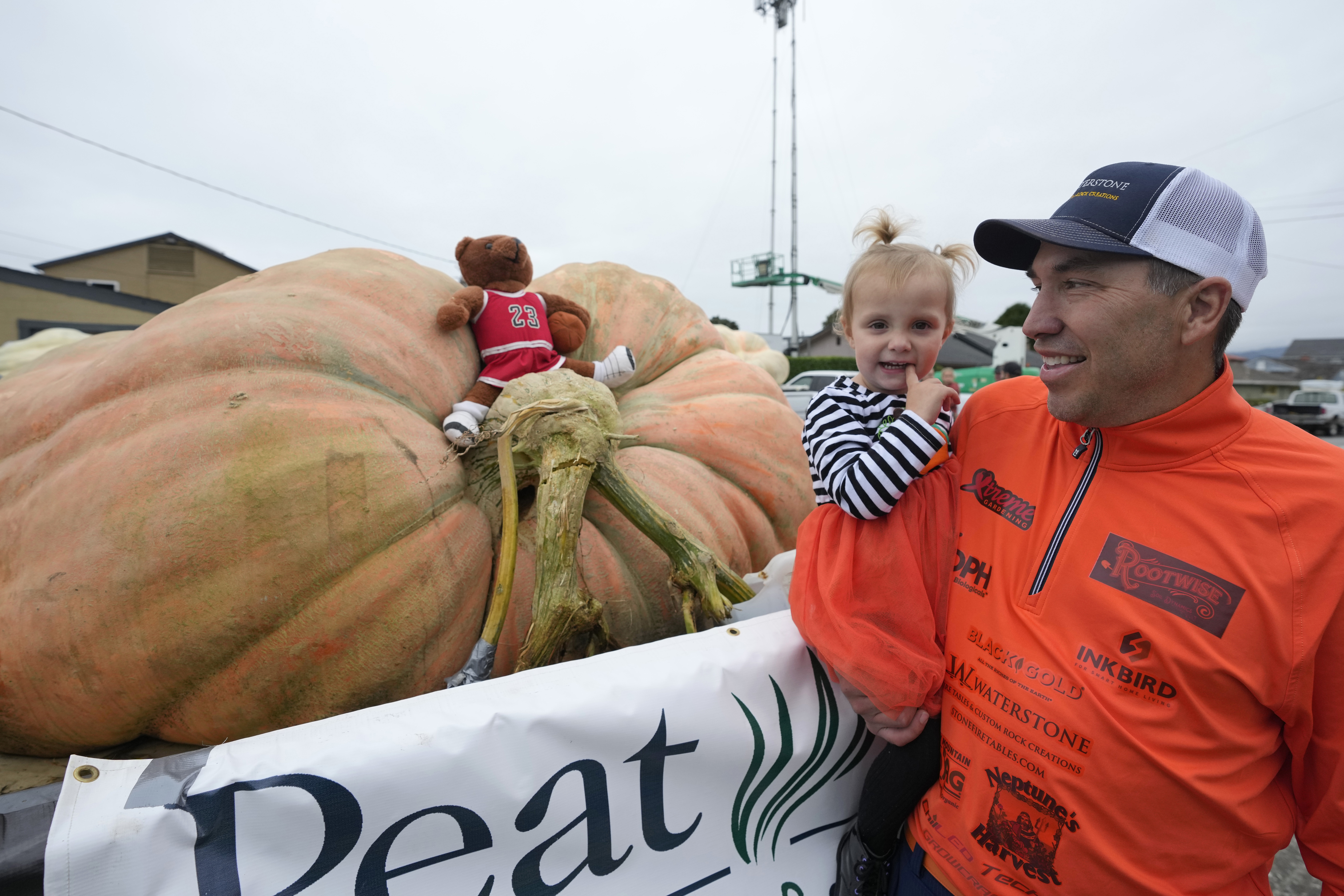 Pumpkin weighing 2,749 pounds wins California contest, sets world