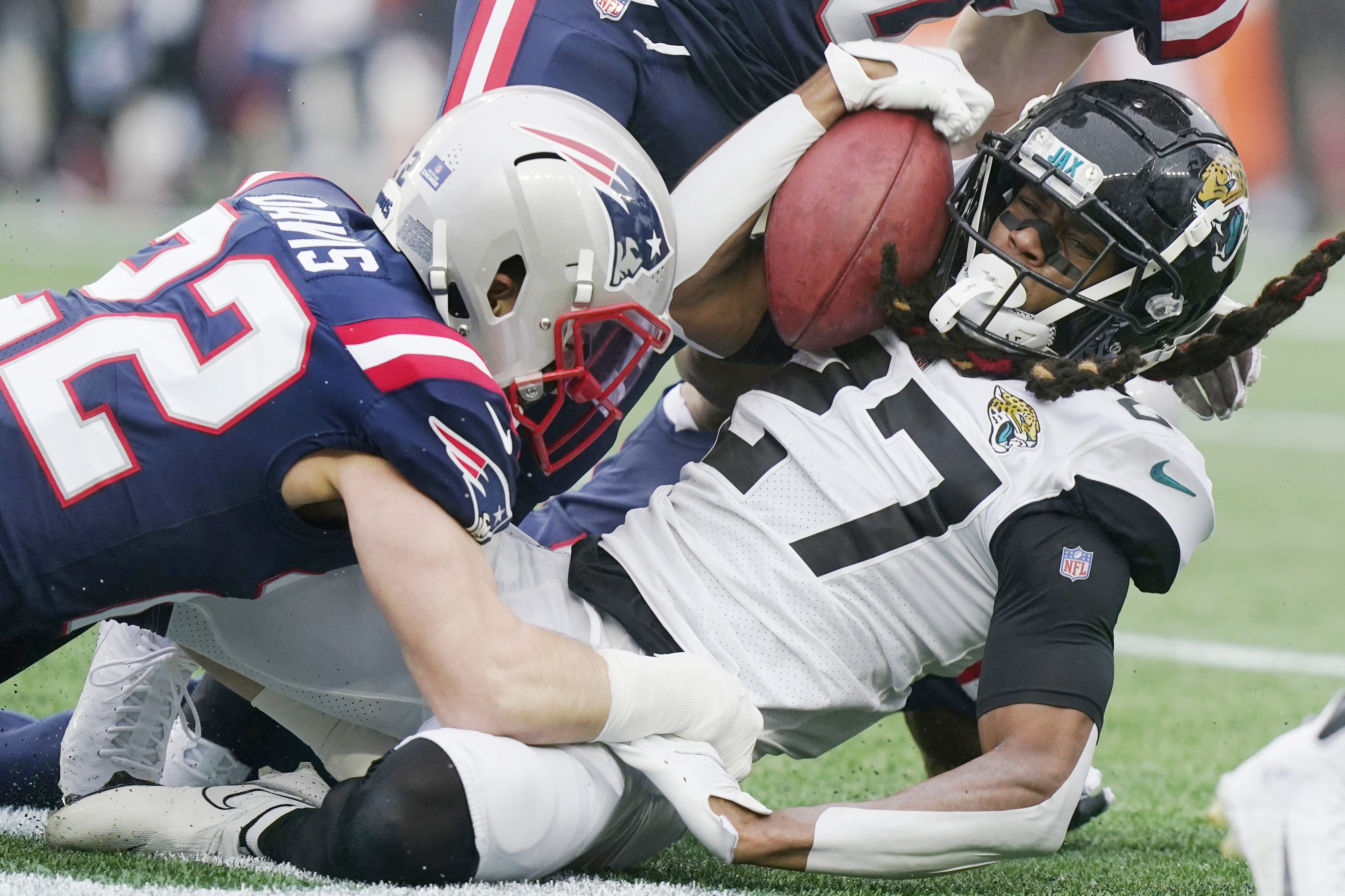 Patriots blow past Jaguars 50-10, earn playoff berth