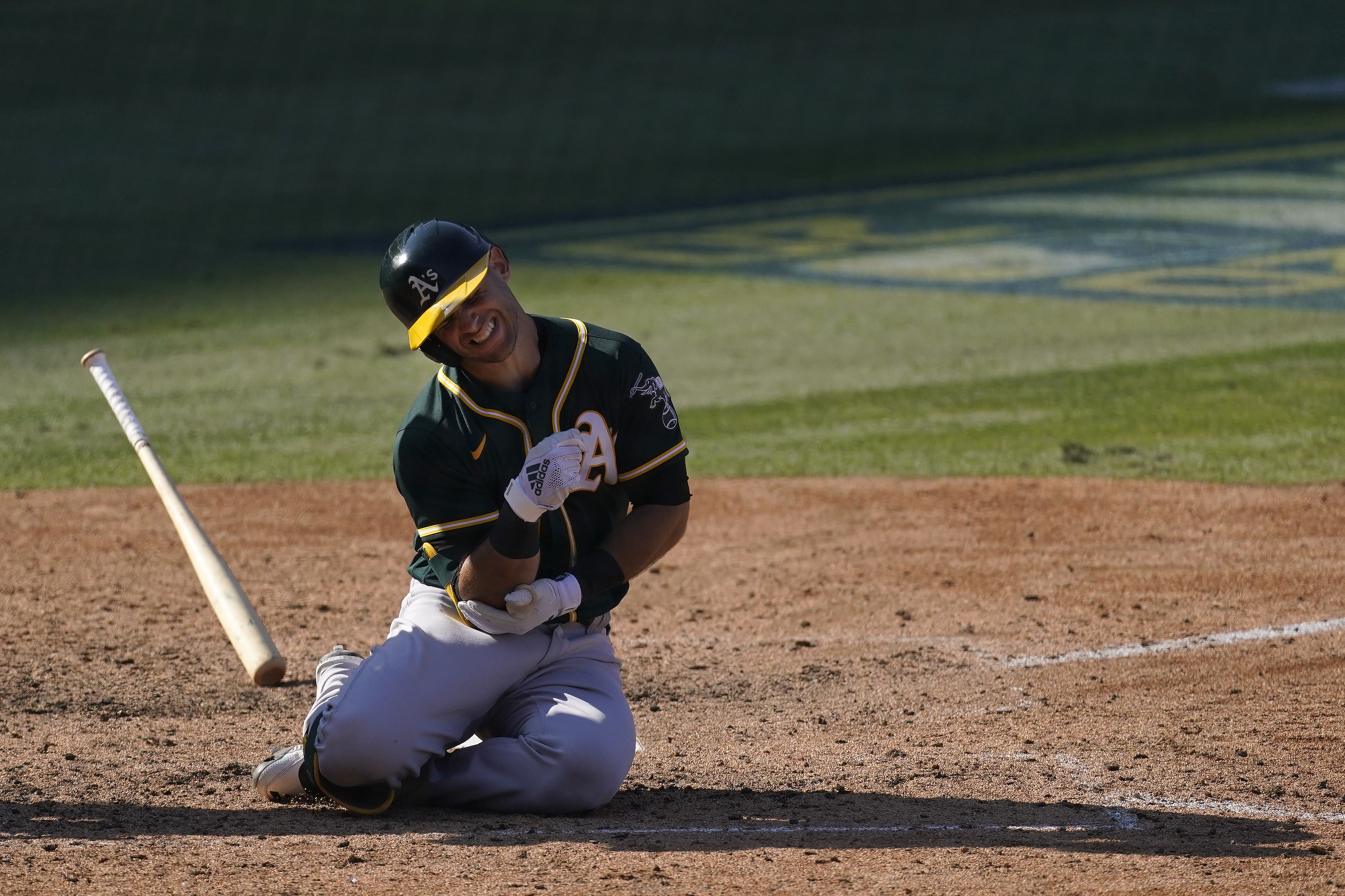 Pinder's HR helps rally A's past Astros 9-7, trail ALDS 2-1