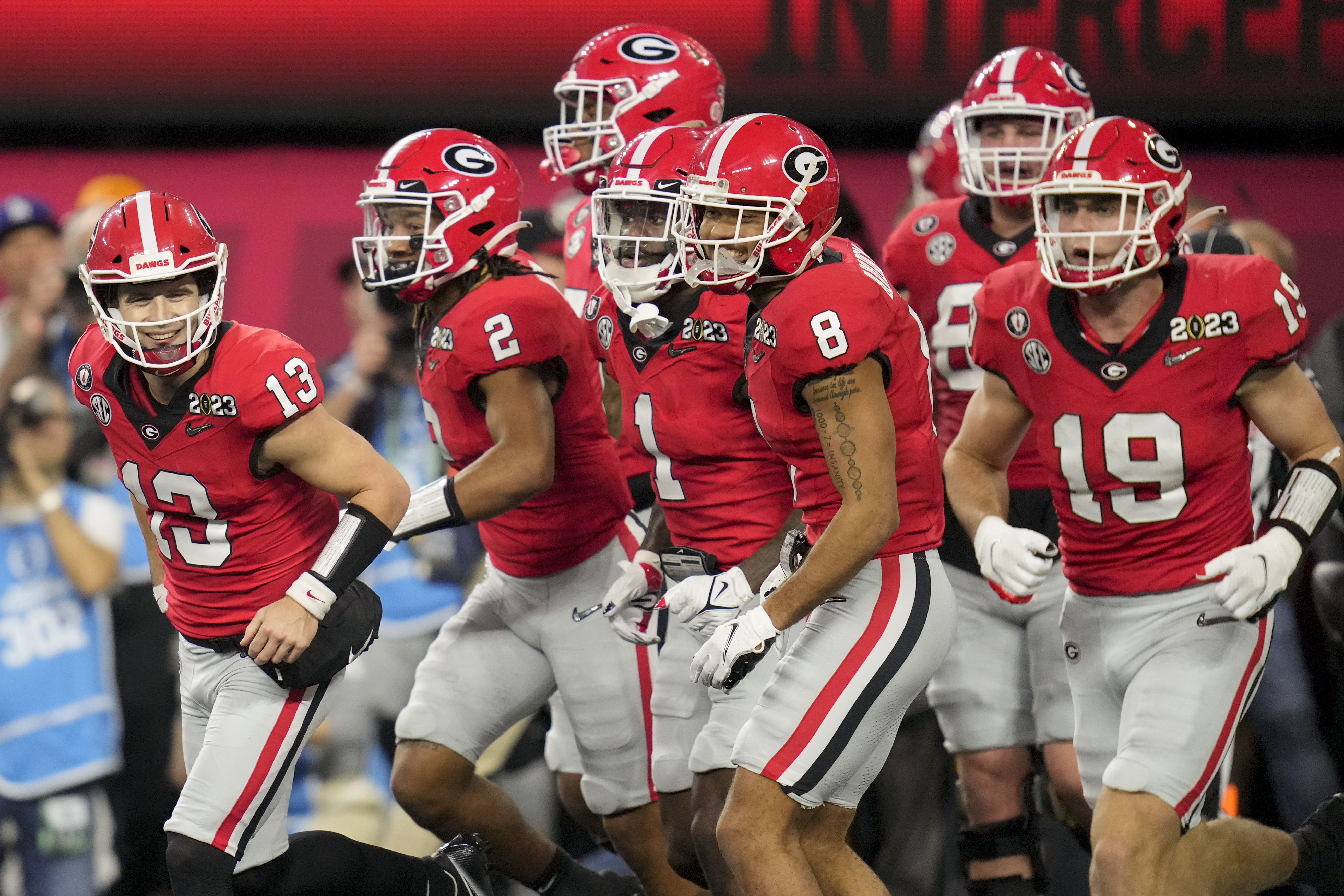 CFP National Championship: Georgia Bulldogs Eat Wings on Sidelines (VIDEO)