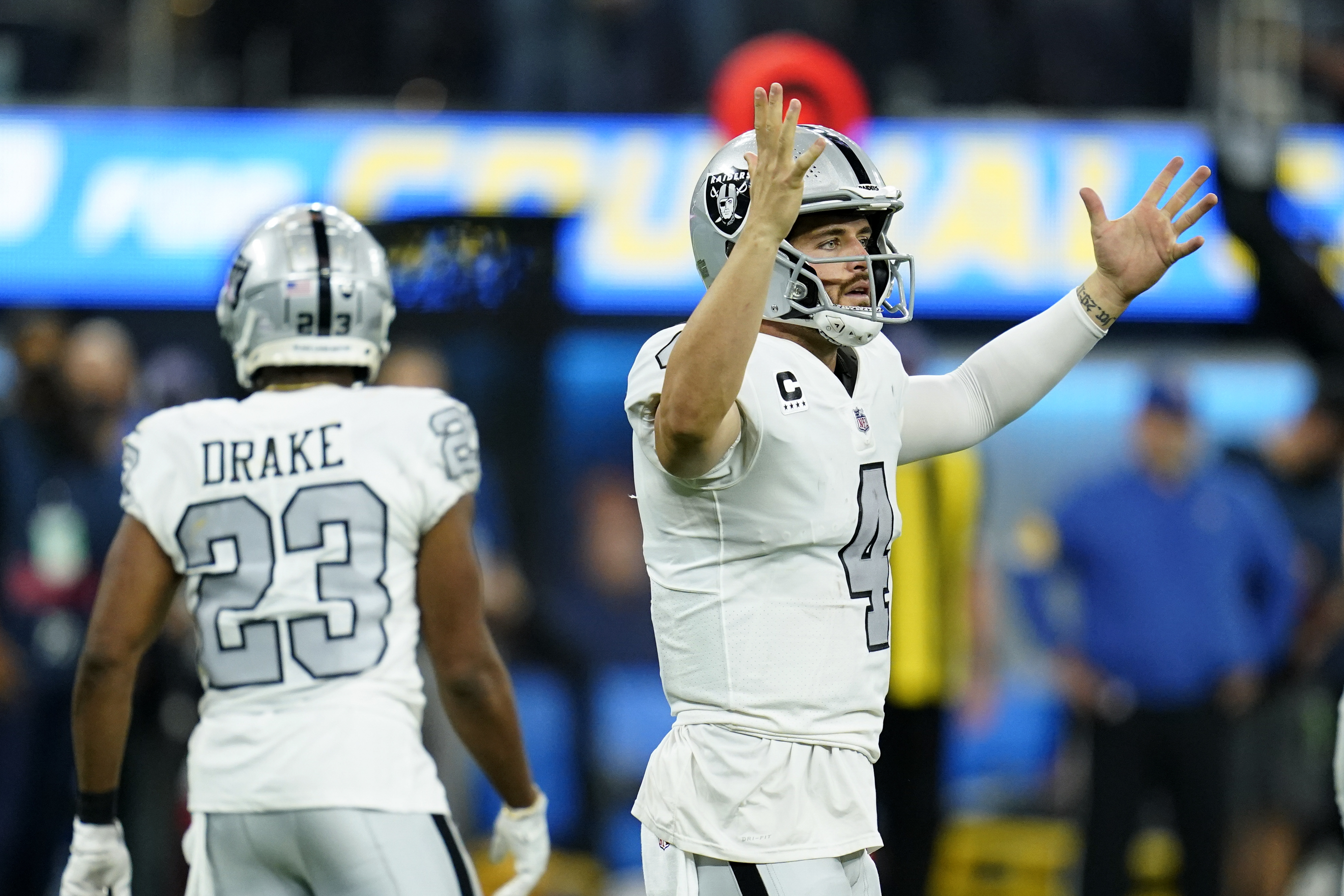 Raiders' Derek Carr said he wasn't calling out Darren Waller, Raiders News