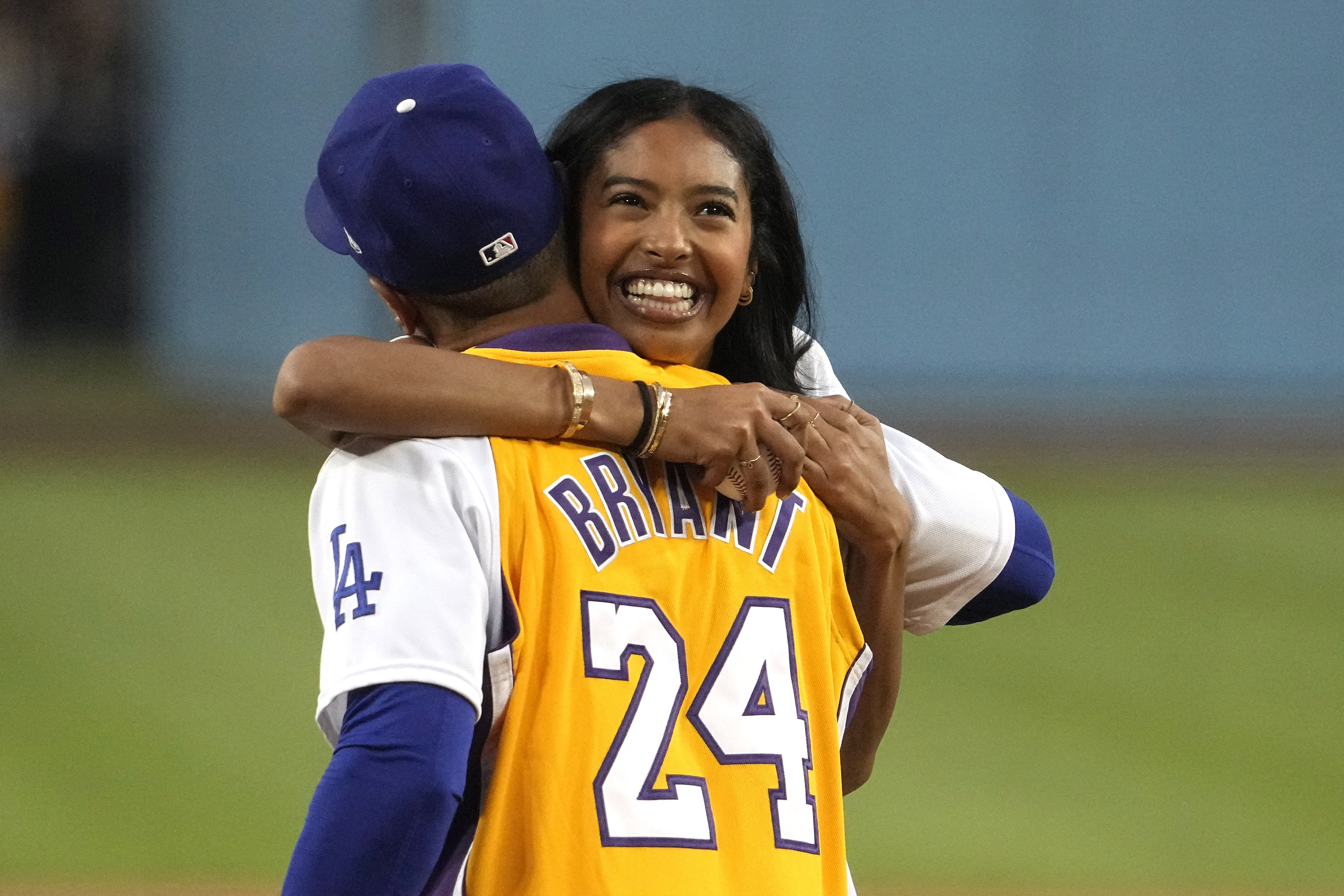 Kobe Bryant's foundation gets $100,000 check from the Dodgers