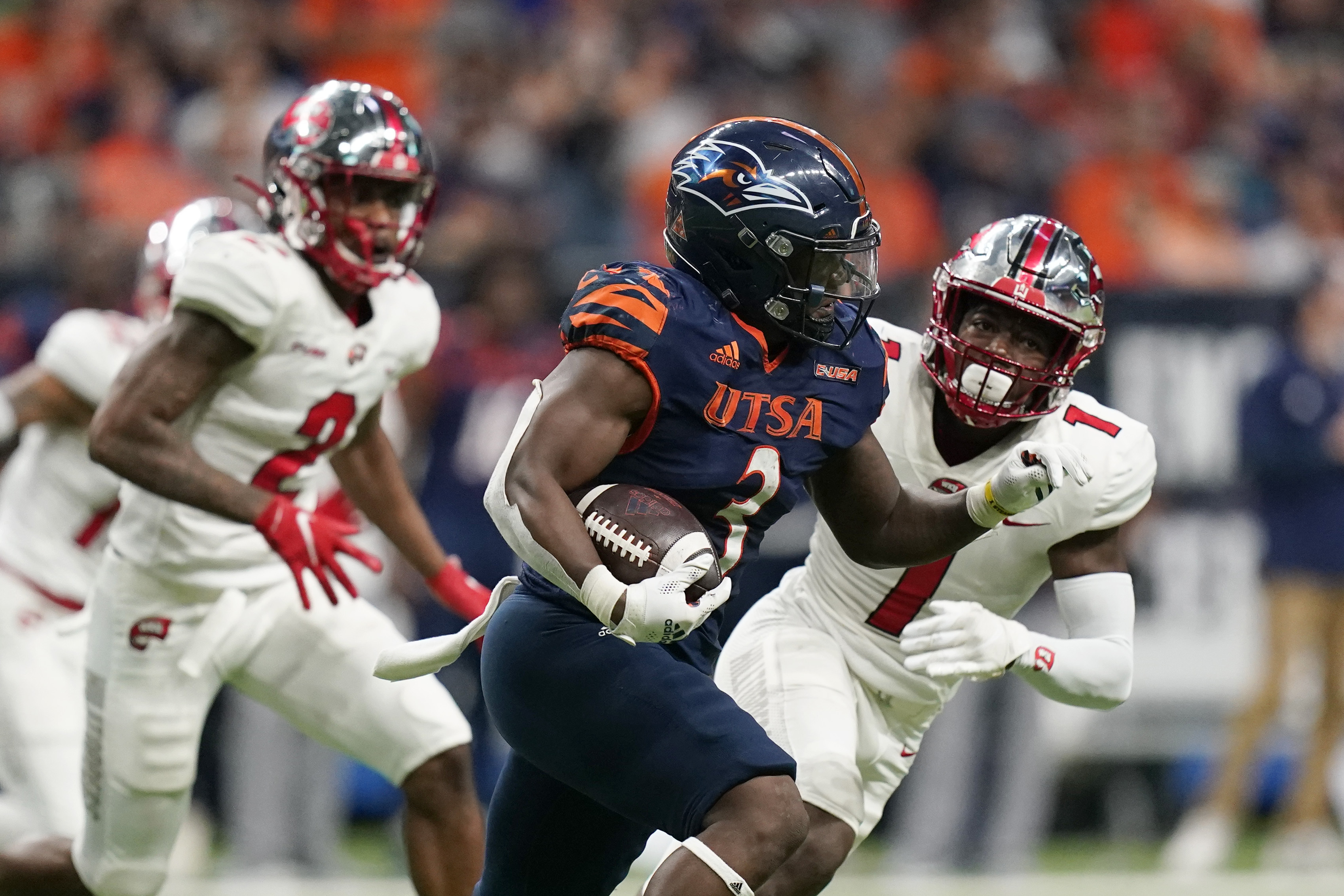 UTSA record-breaking RB Sincere McCormick to skip bowl game and declare for NFL  Draft
