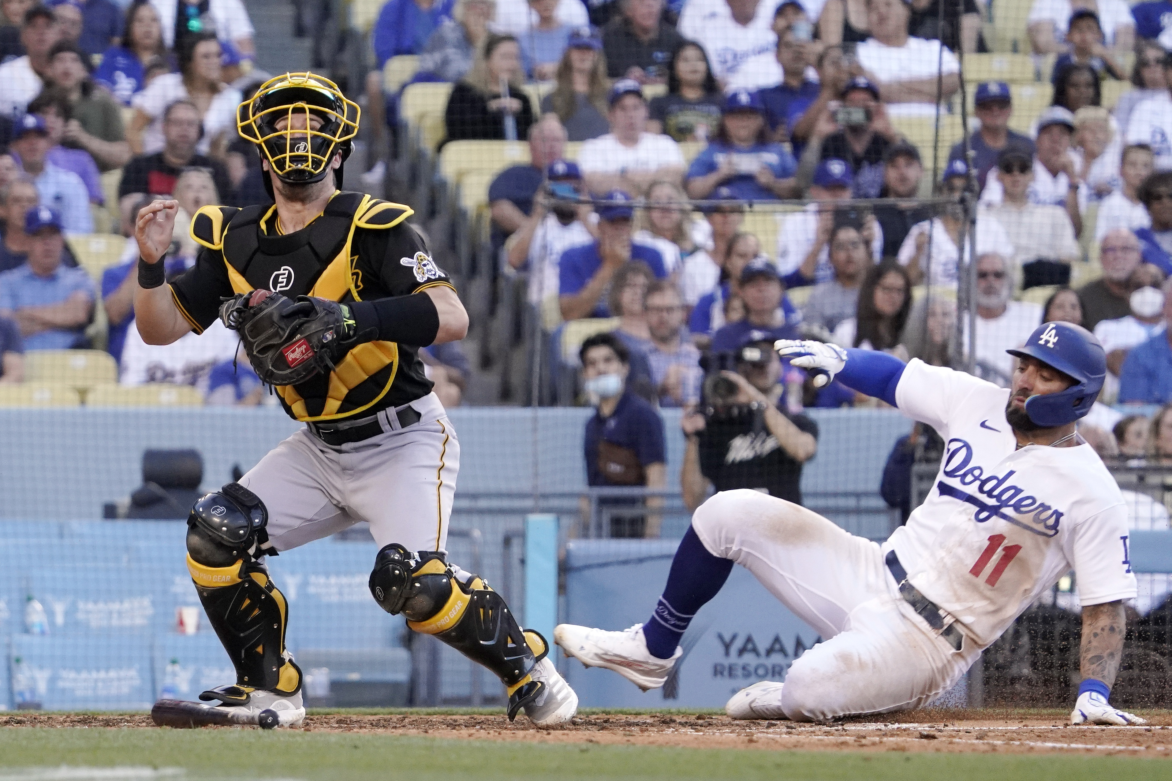 Cleaning up: Pirates beat Dodgers 8-4 for rare sweep in LA