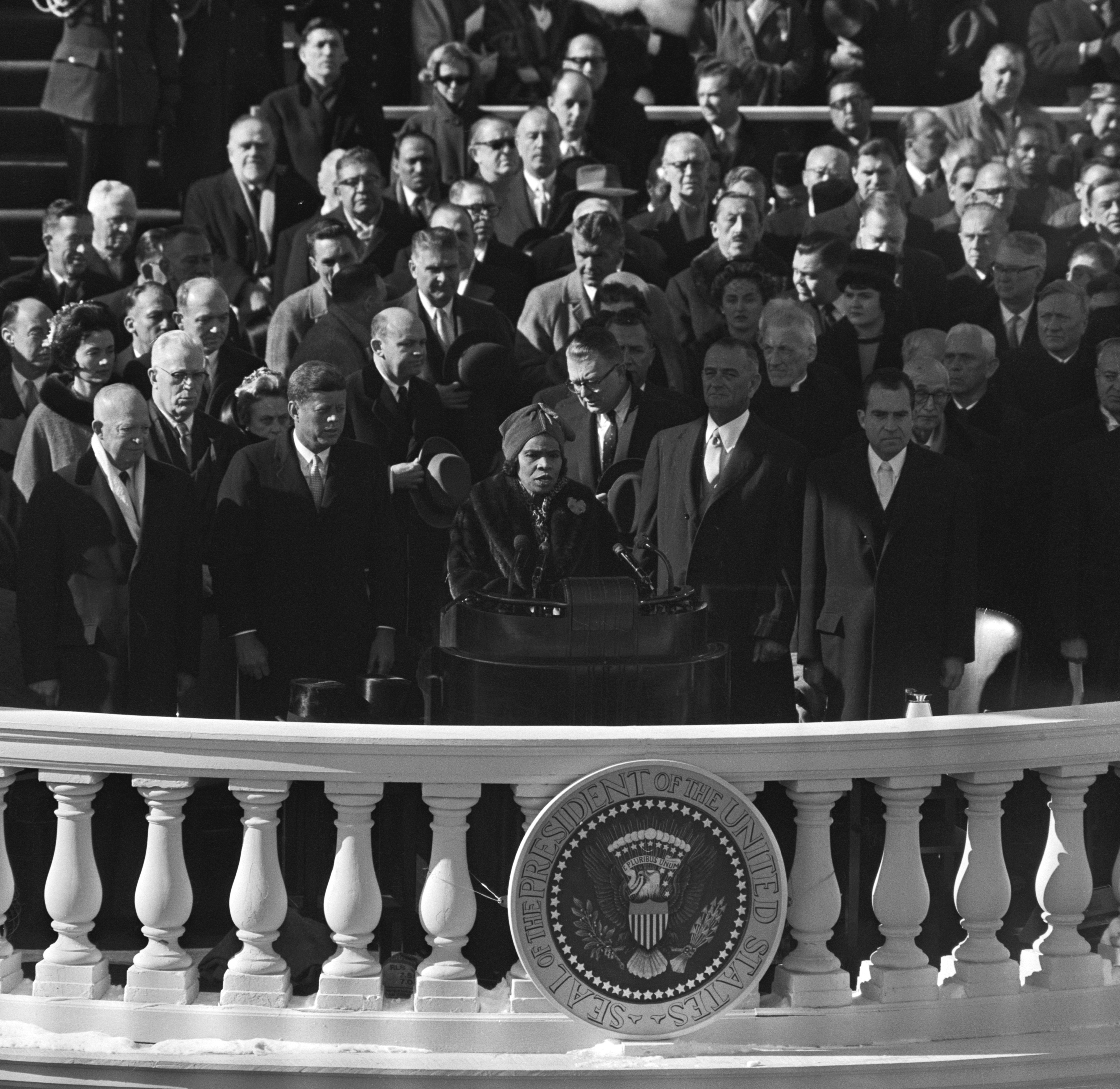 KENNEDY ON PLATFORM FOR HIS INAUGURATION IN 1961-8X10 PHOTO JOHN F ZZ-809 