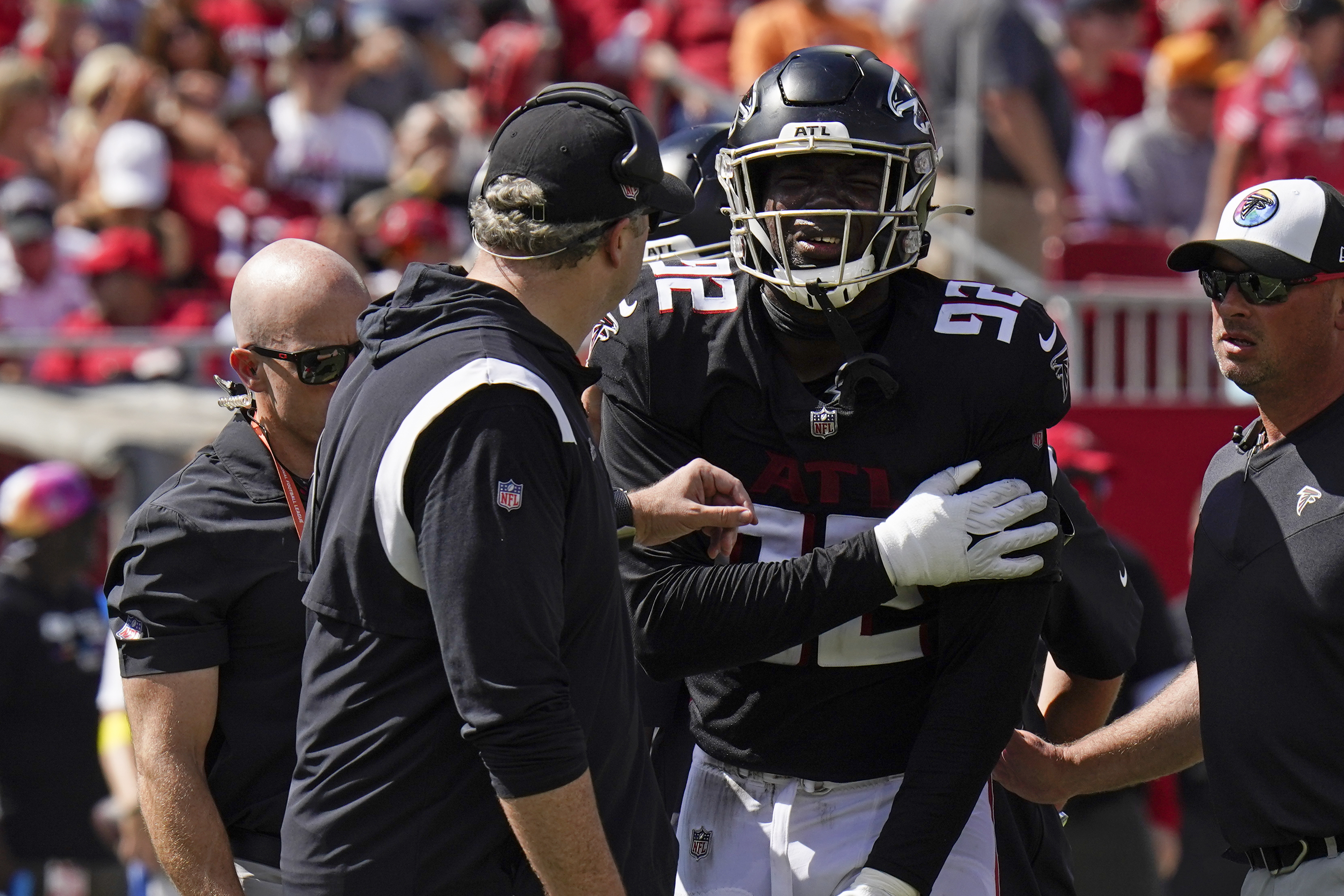 Tom Brady throws for 351 yards, Buccaneers beat Falcons 21-15