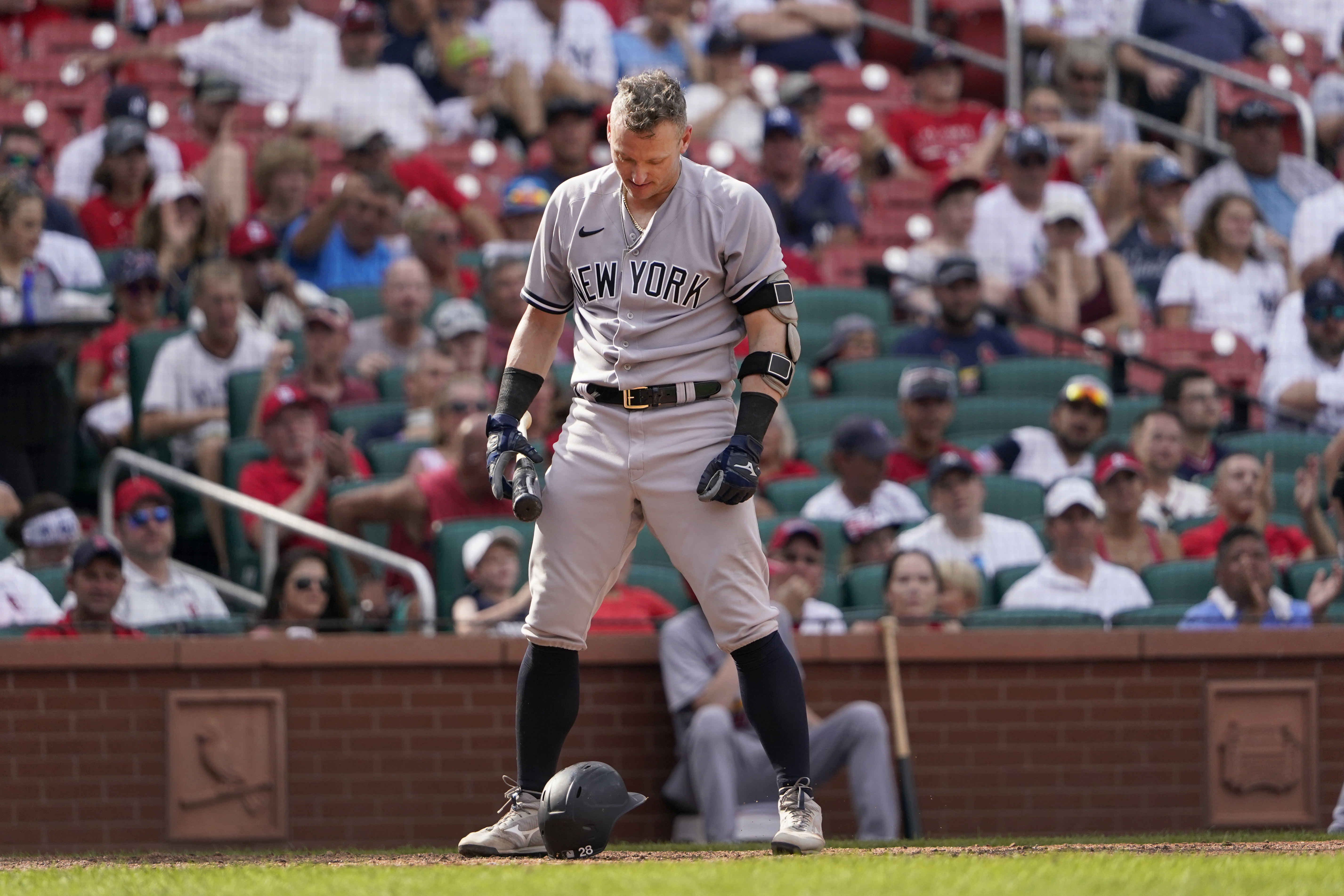 Yankees manager Aaron Boone ejected after replay review confusion