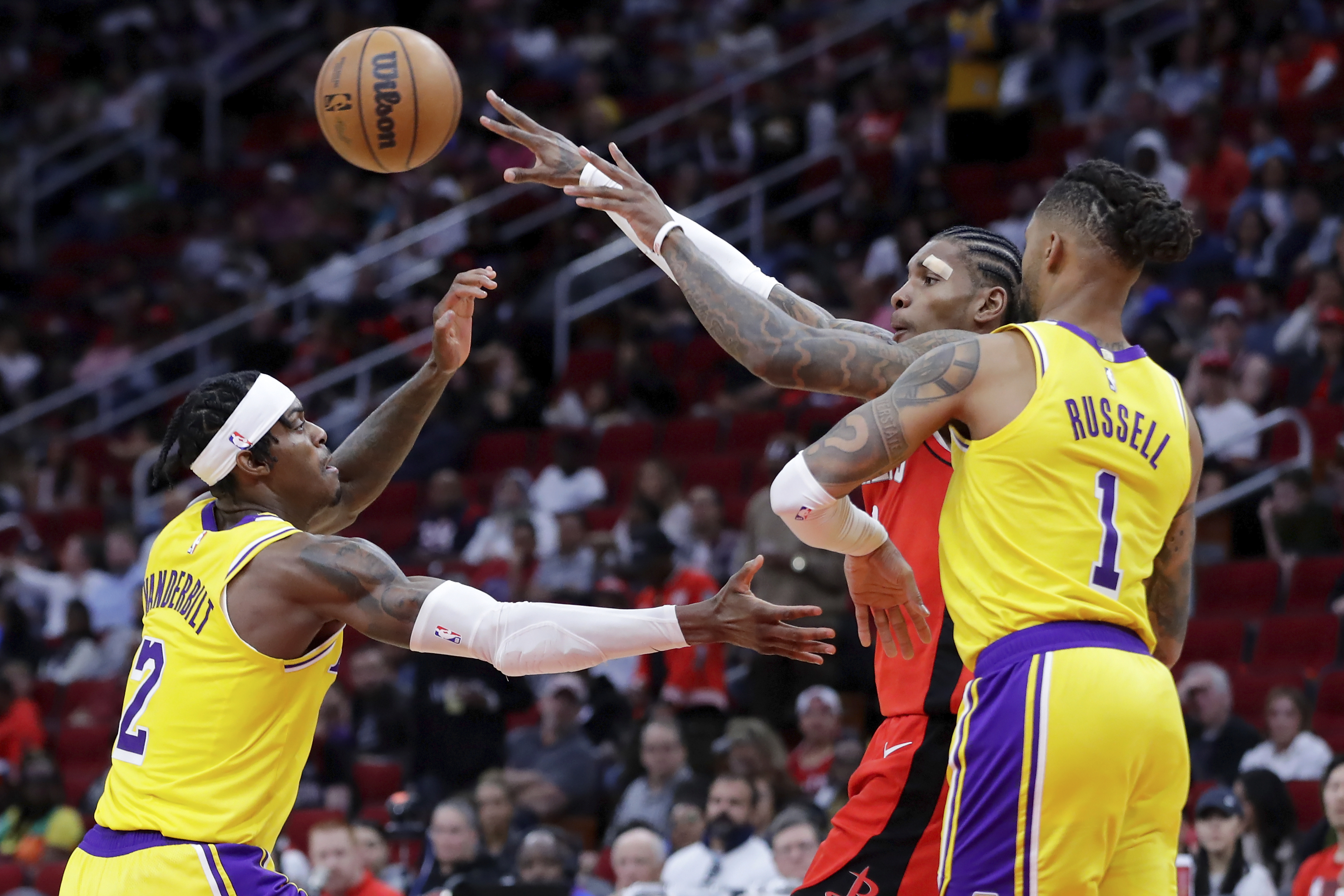 D'Angelo Russell takes pass from LeBron James off groin