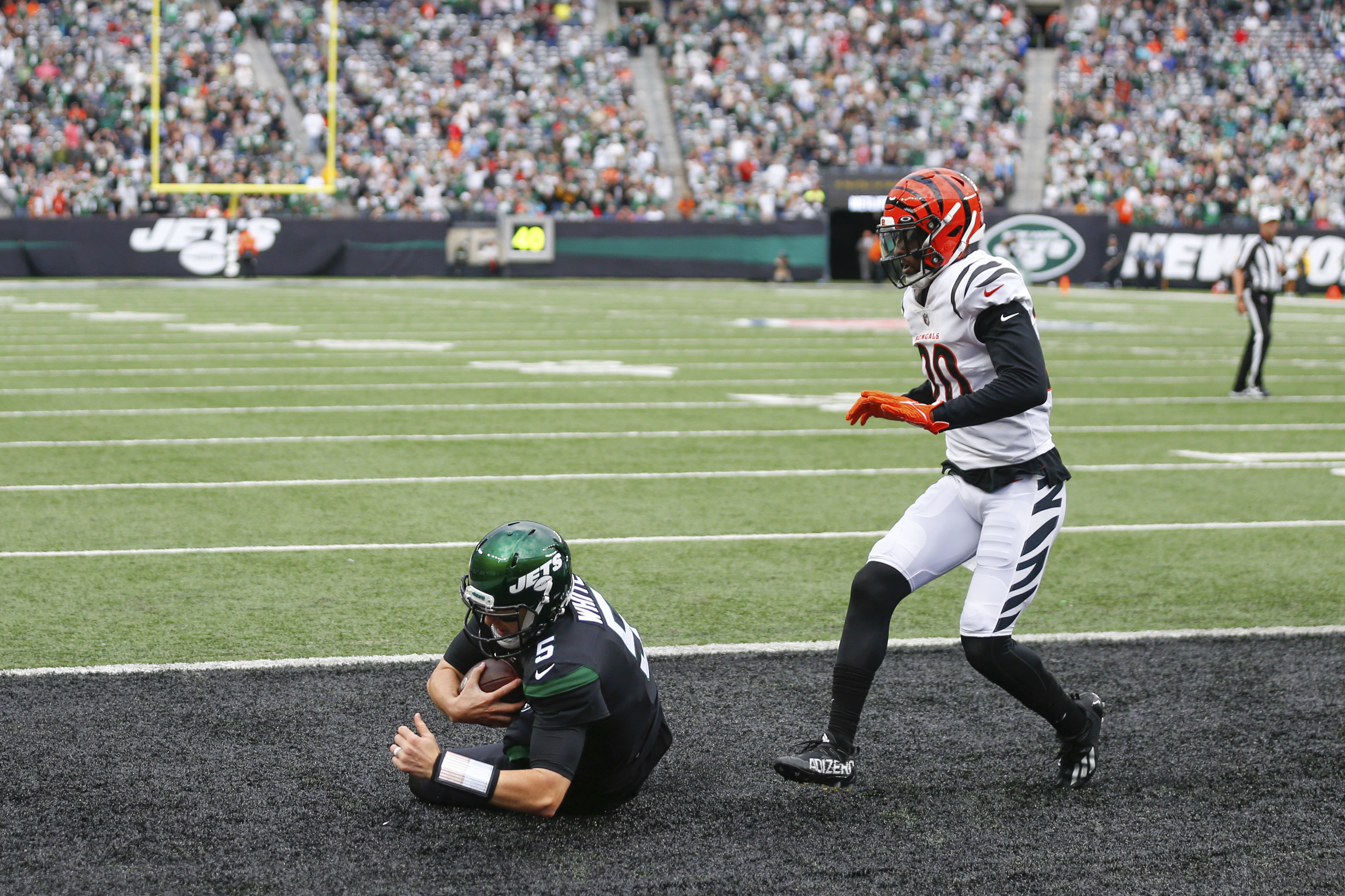 White steps in, leads Jets to wild 34-31 win over Bengals