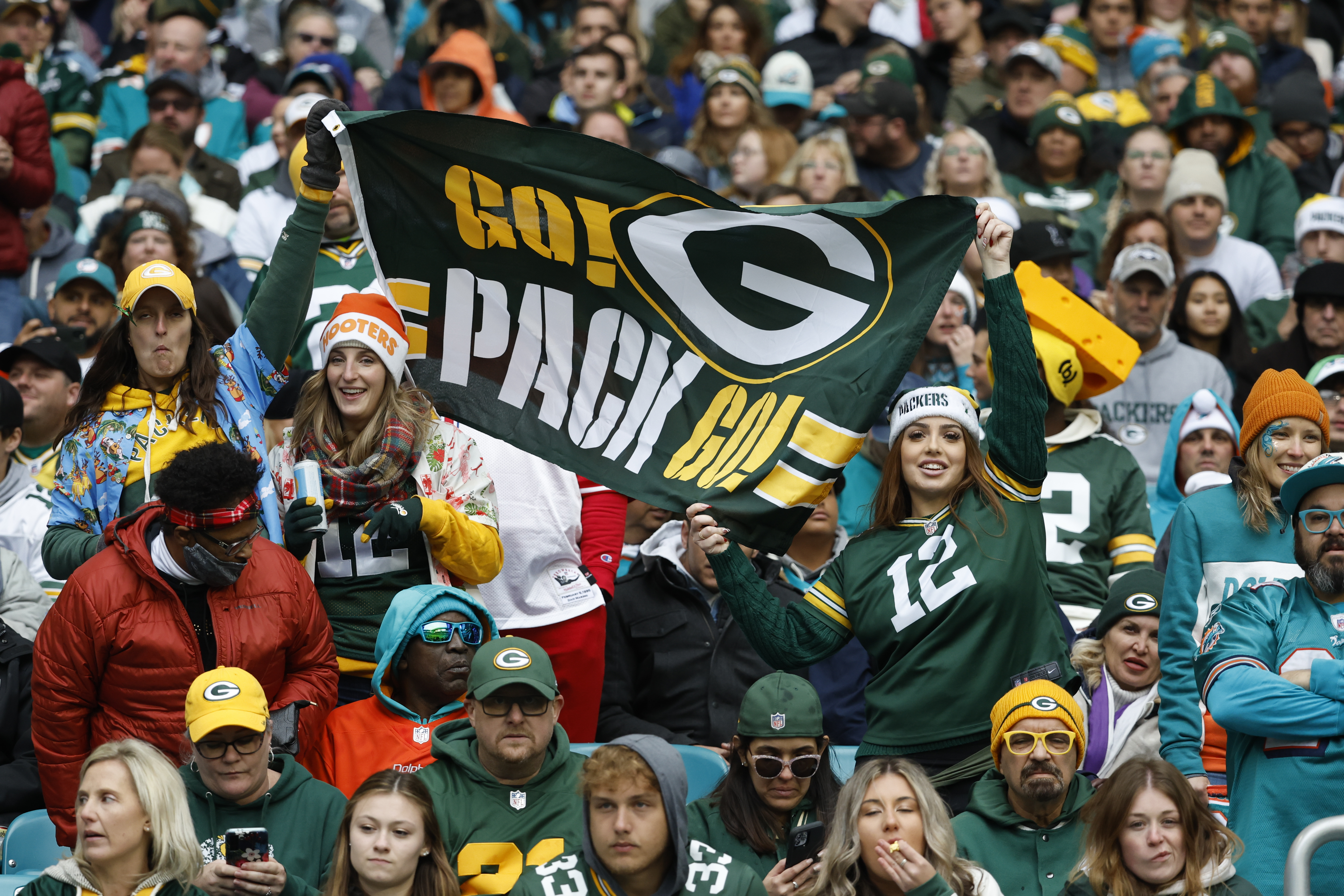 Packers Fans Getting Crushed For Flag At Today's Playoff Game