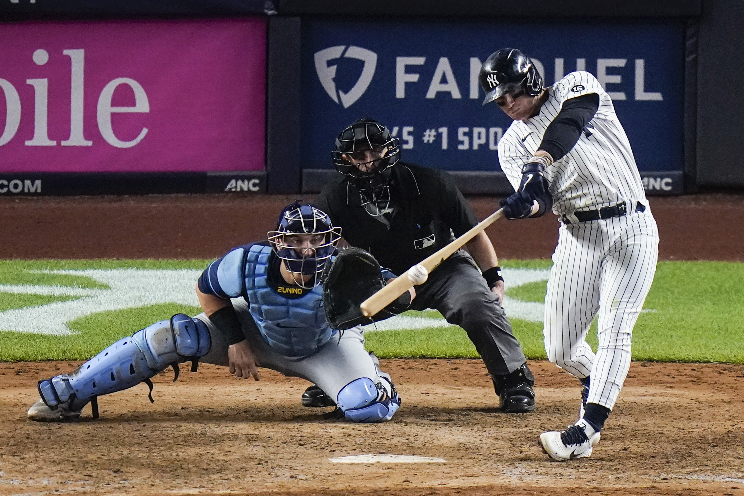 Chicago White Sox outfielder Clint Frazier can't make the catch on