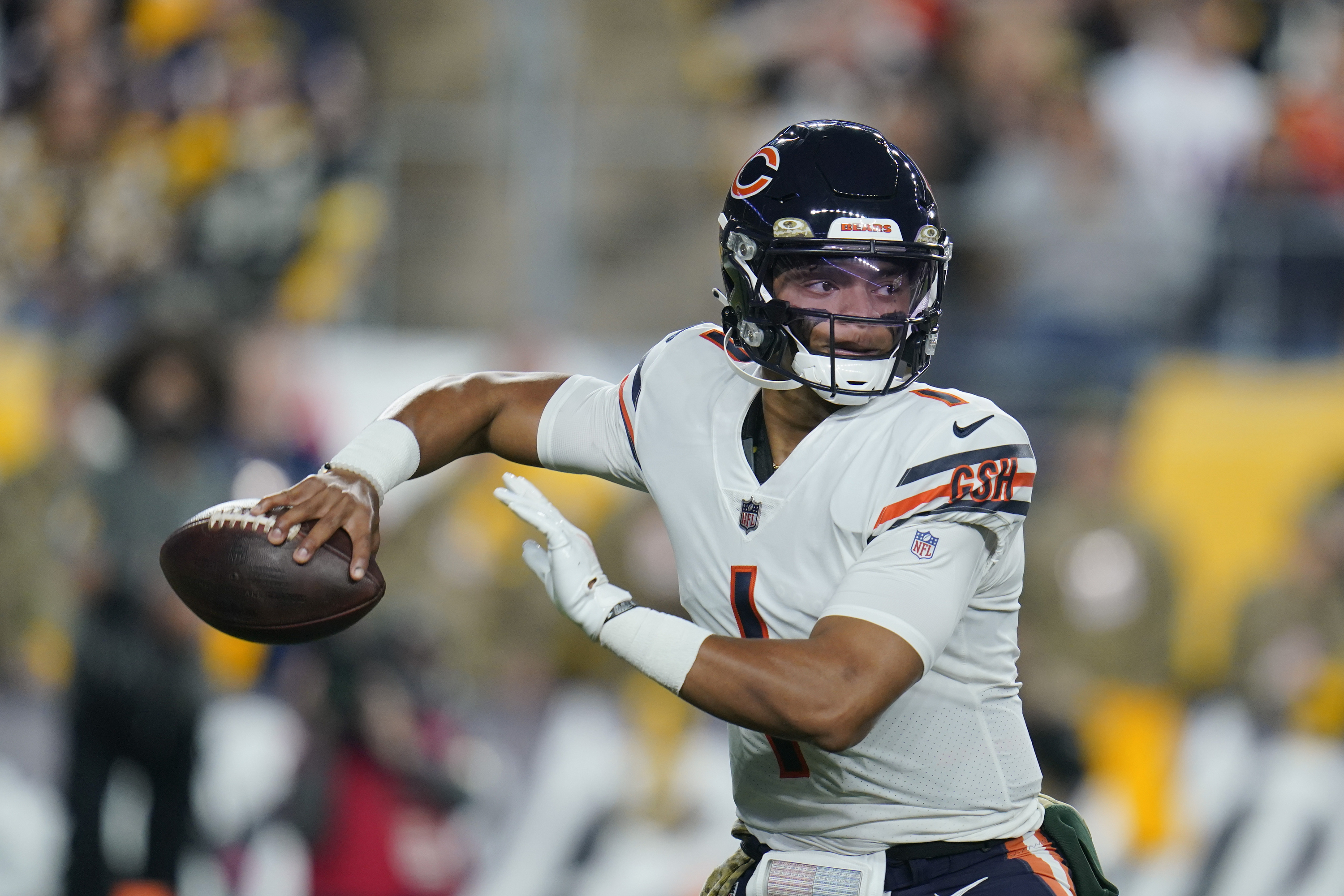 WATCH: Justin Fields throws TD strike to Darnell Mooney vs