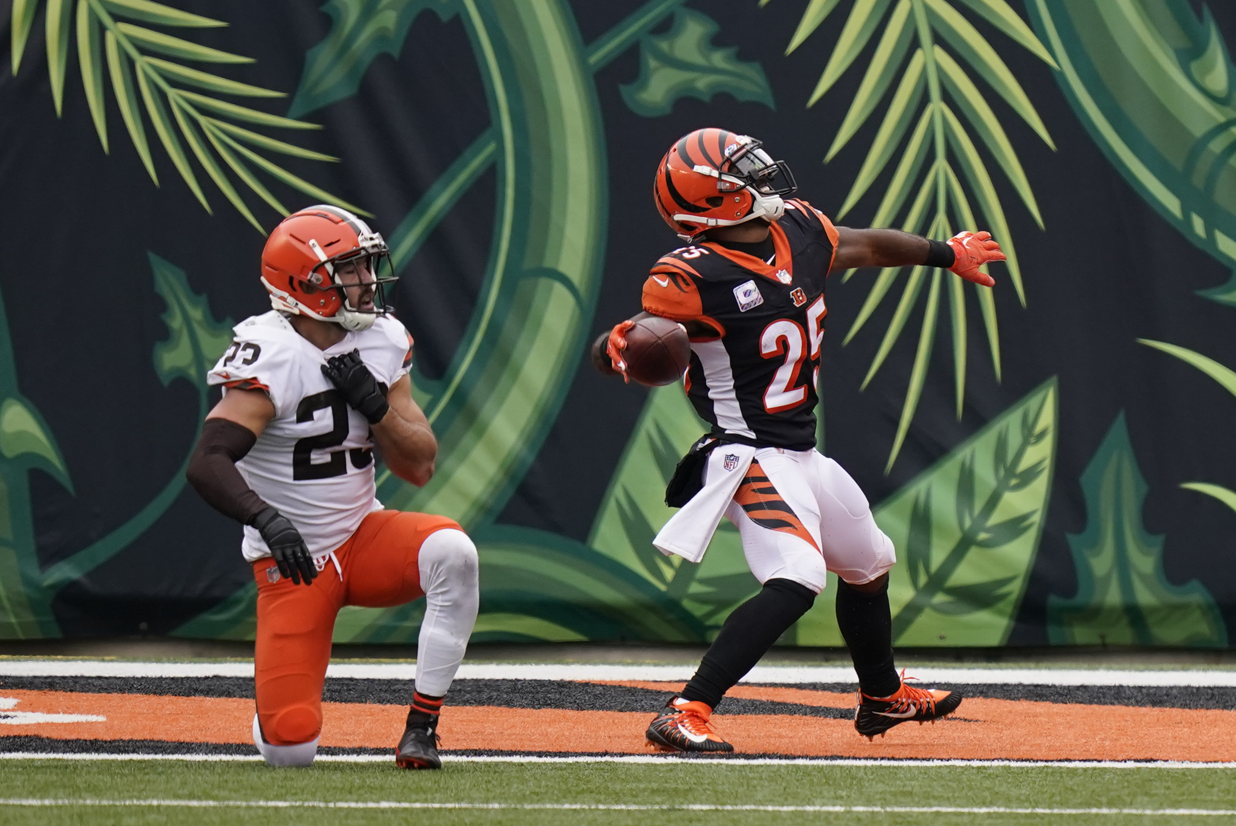 Hurting Mayfield, Browns score late, outduel Bengals 37-34