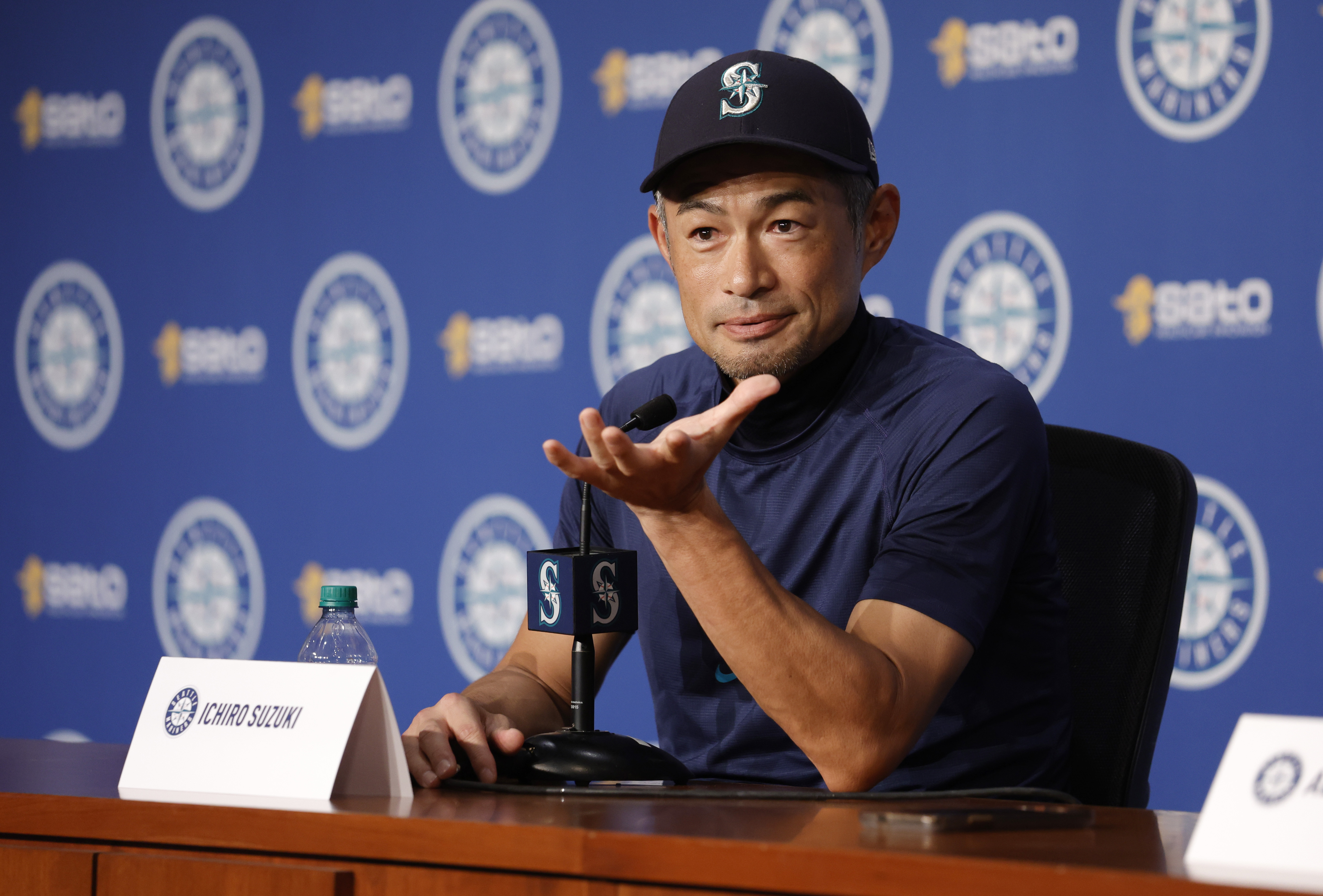 Hale] Ichiro's jersey for tonight's ceremonial first pitch. From 2001.  Ichiro hopes it brings the 2022 ⁦Mariners⁩ “good fortune.” : r/baseball