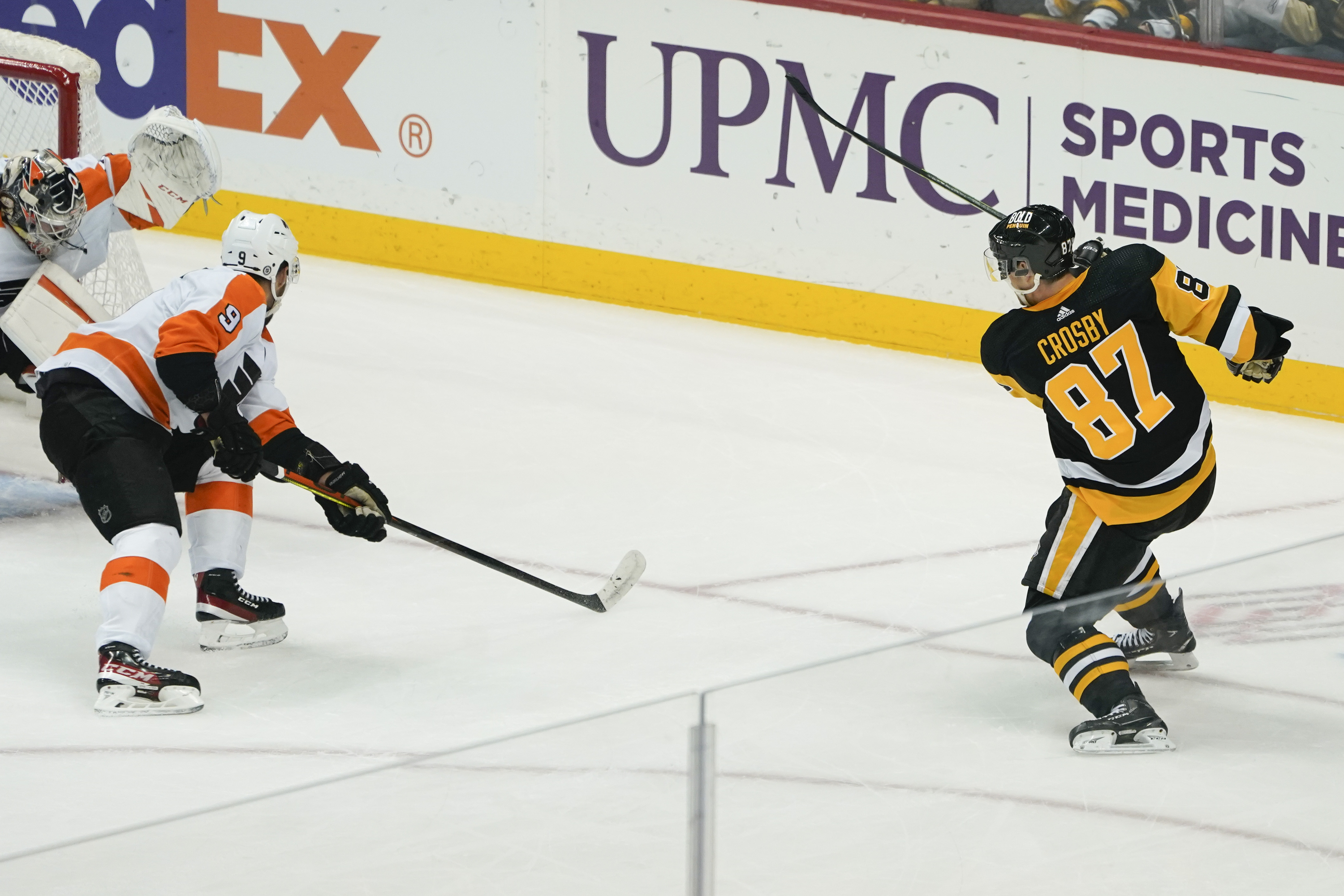 Sidney Crosby, Claude Giroux wired during Penguins-Flyers Stadium