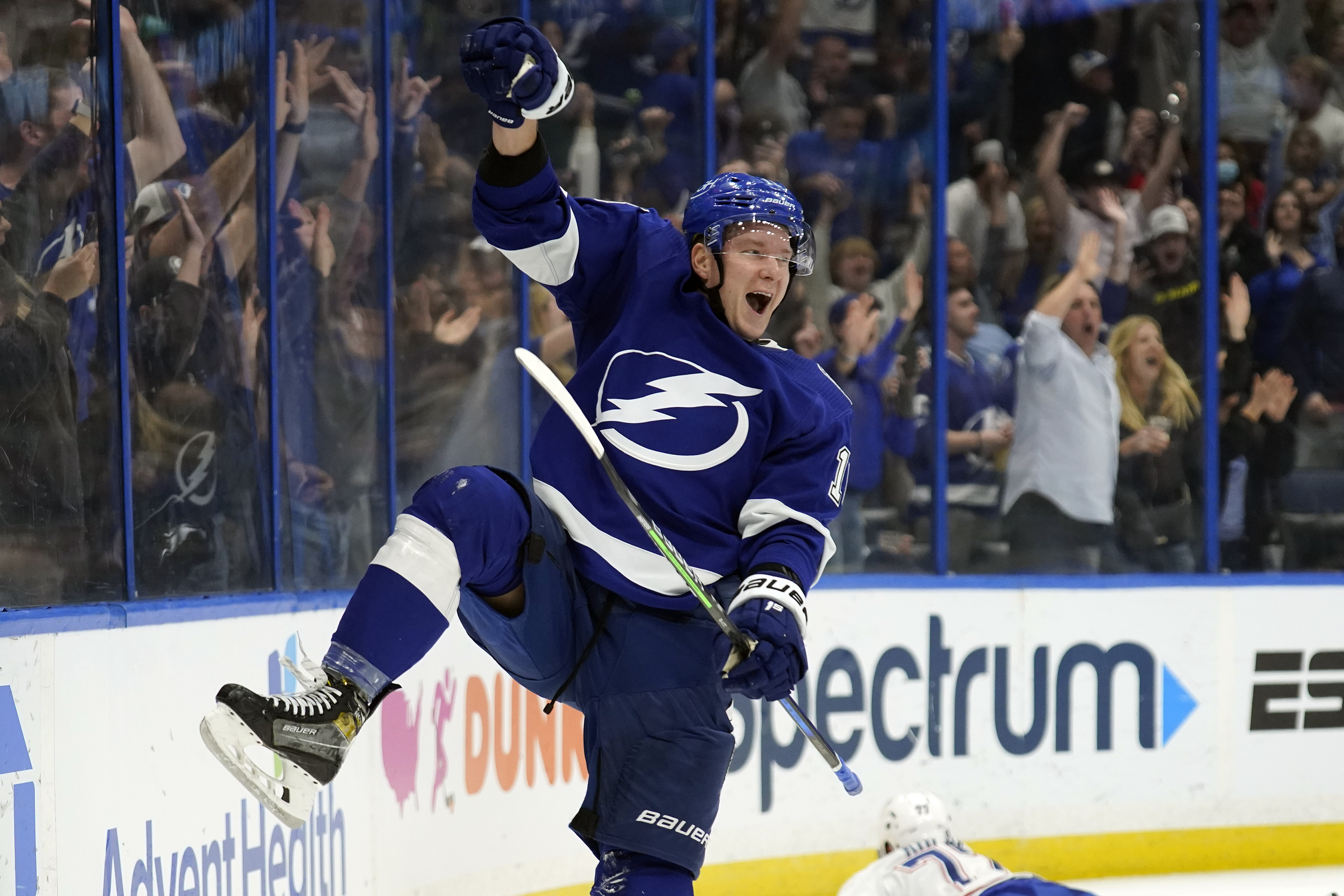 Palat scores in OT, Lightning rally past Habs in NHL return