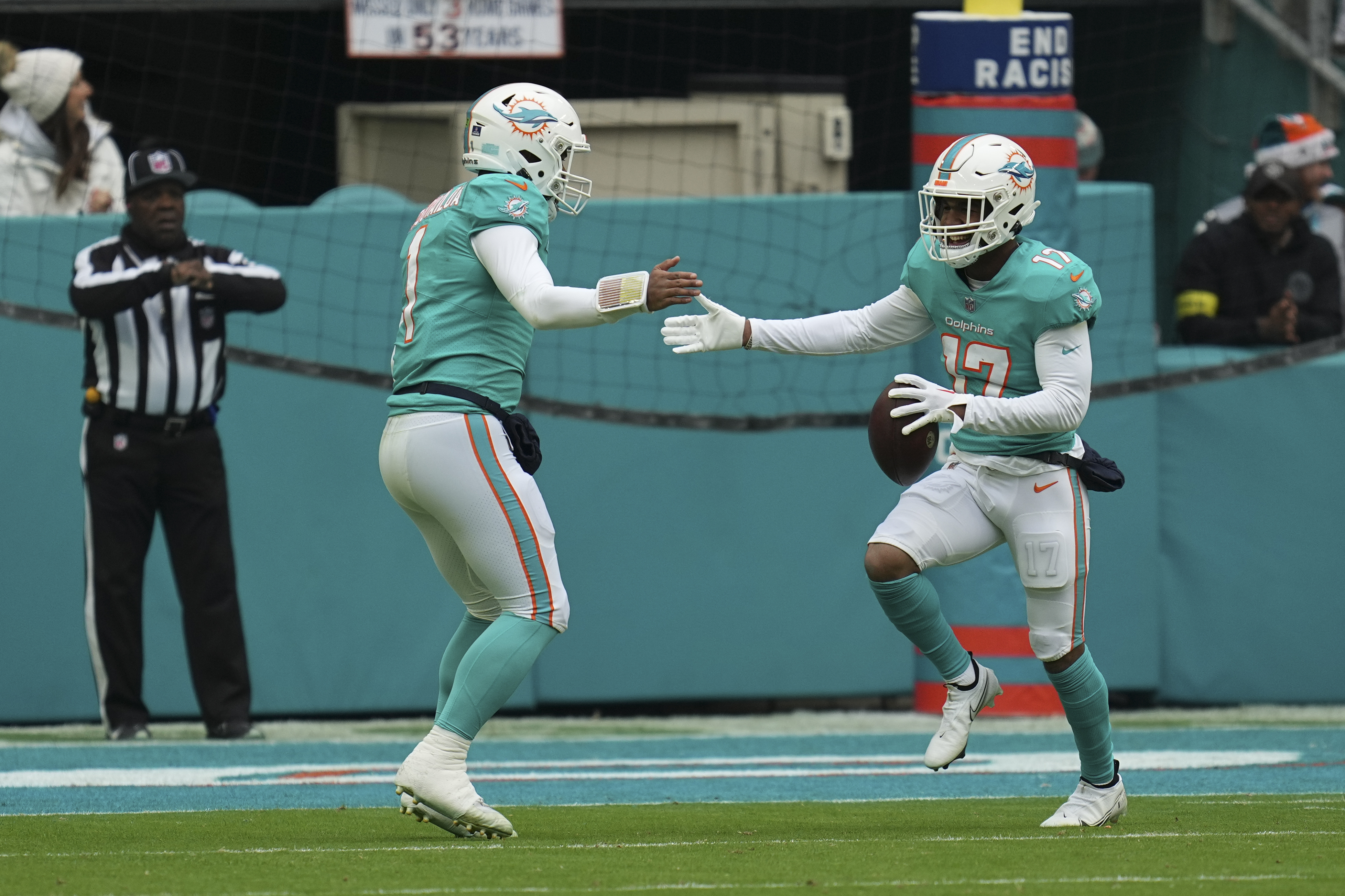 Playoff hopes for Packers, Dolphins on diverging paths