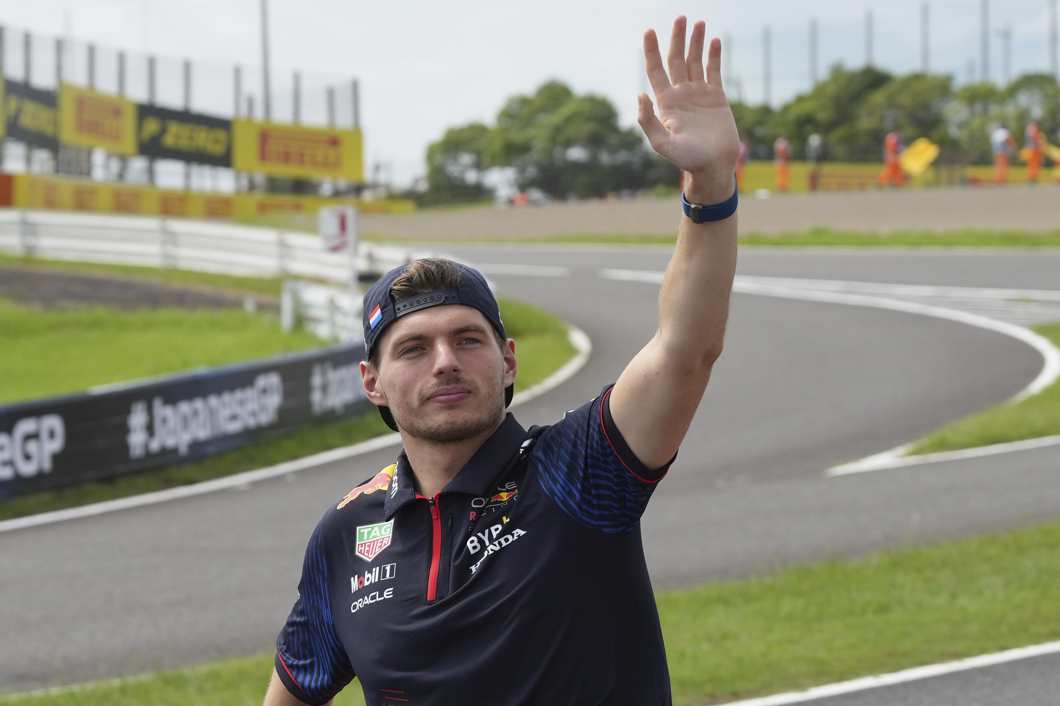 Max Verstappen easily wins the F1 Japanese Grand Prix to edge