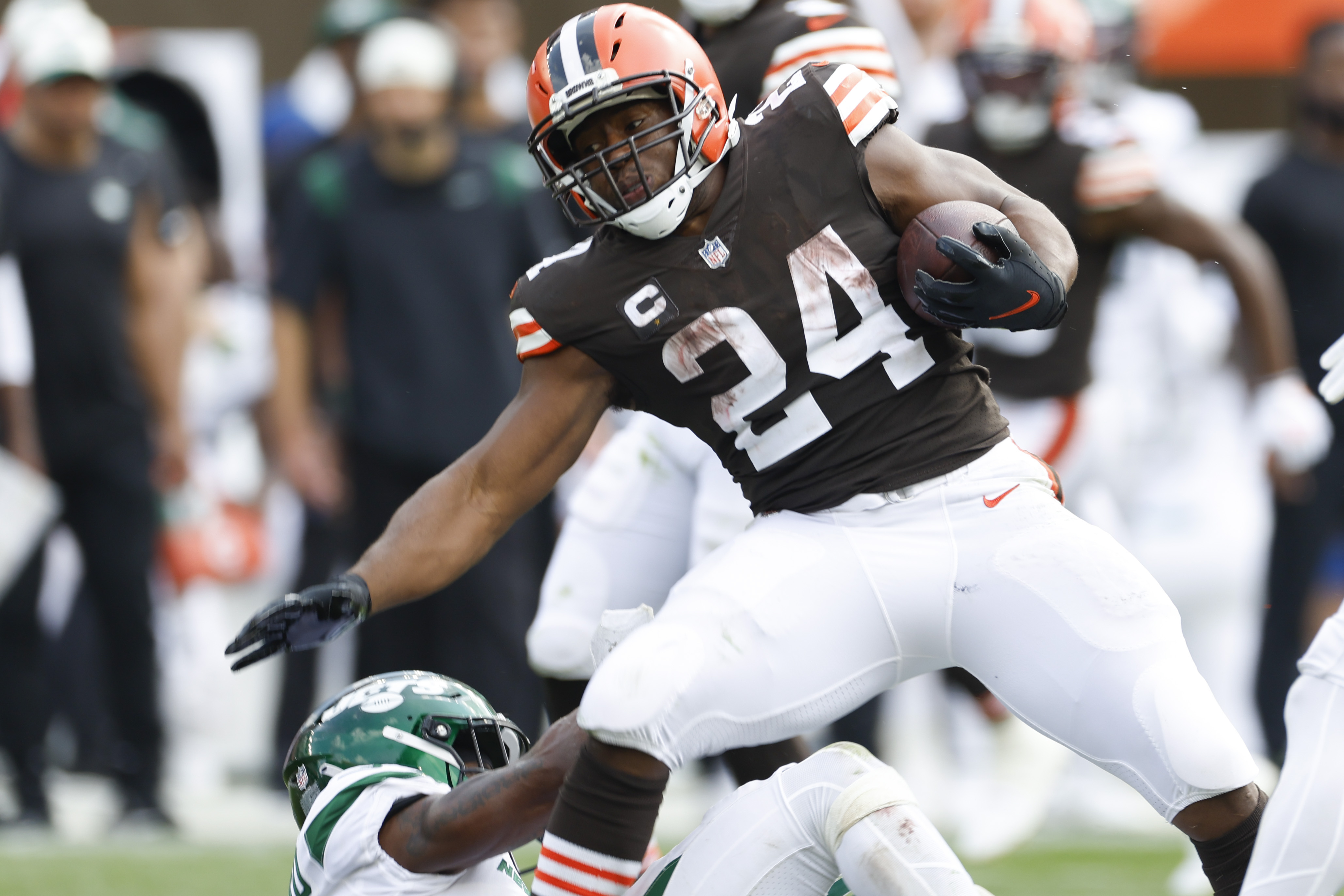 Cleveland Browns running back Nick Chubb (24) and Miami Dolphins