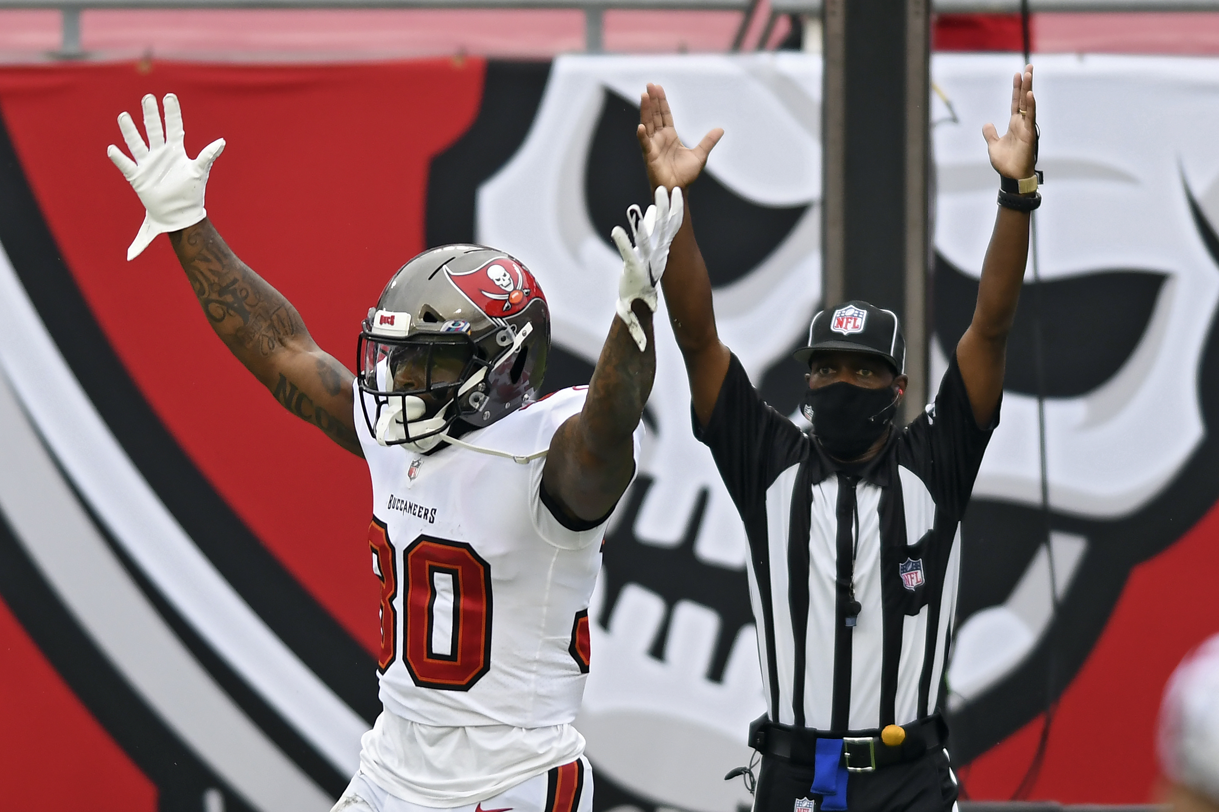 Brady throws for 5 TDs, Buccaneers rally to beat Chargers 38-31