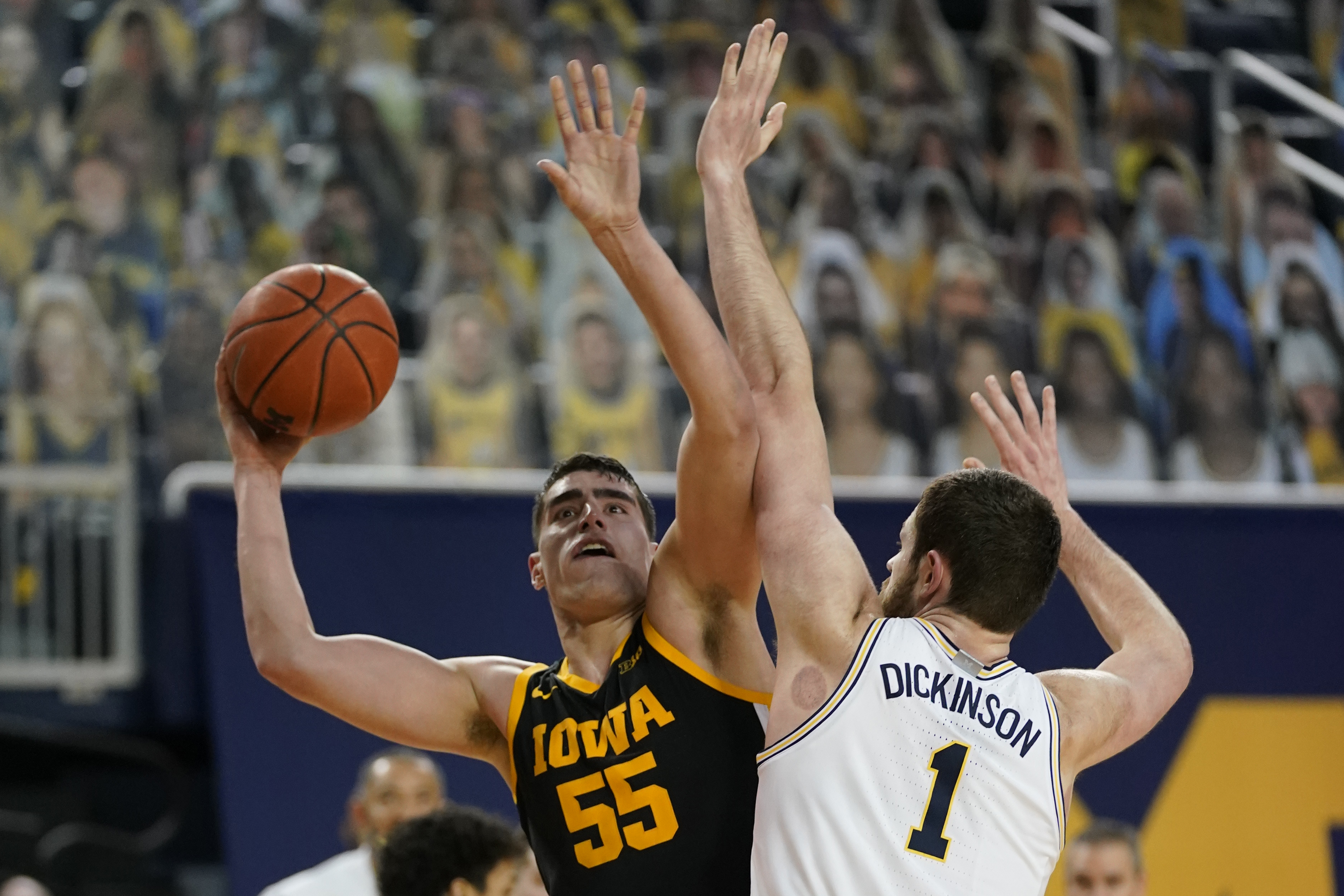 Luka Garza becomes Iowa basketball's all-time leading scorer
