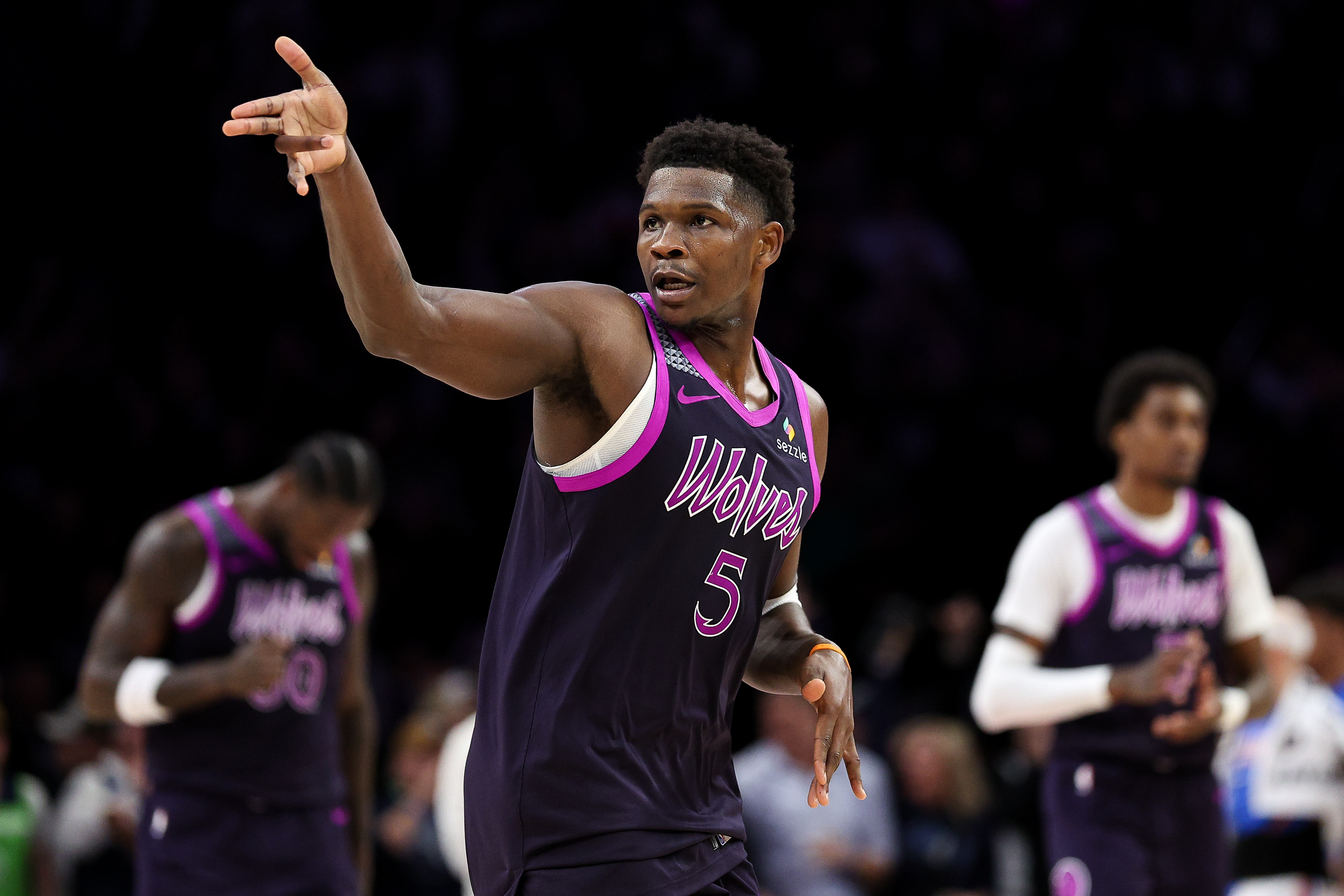 Anthony Edwards returns with a late flourish for the Timberwolves