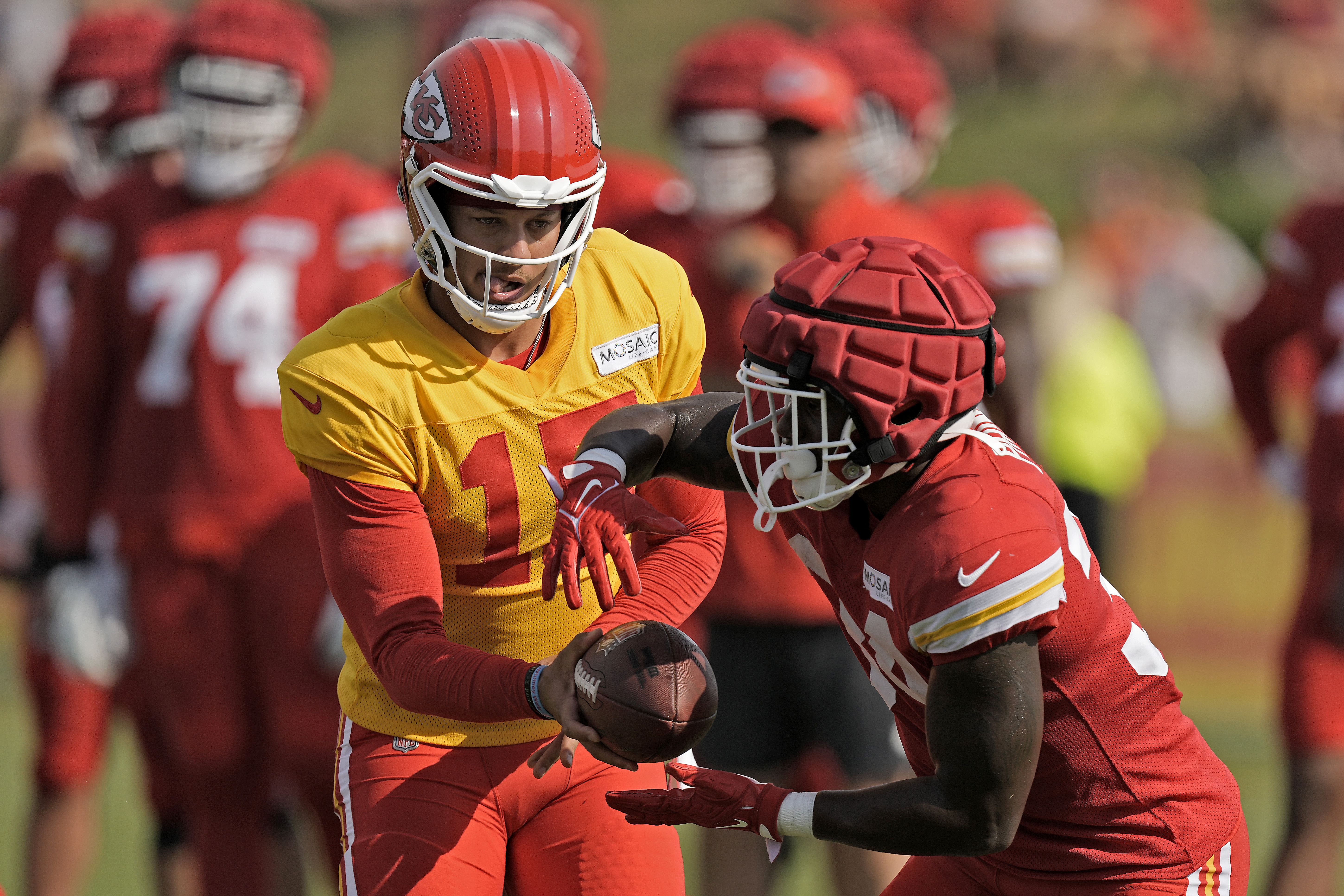 Kansas City Chiefs star Tyreek Hill returning to Eastern Iowa for another  football camp