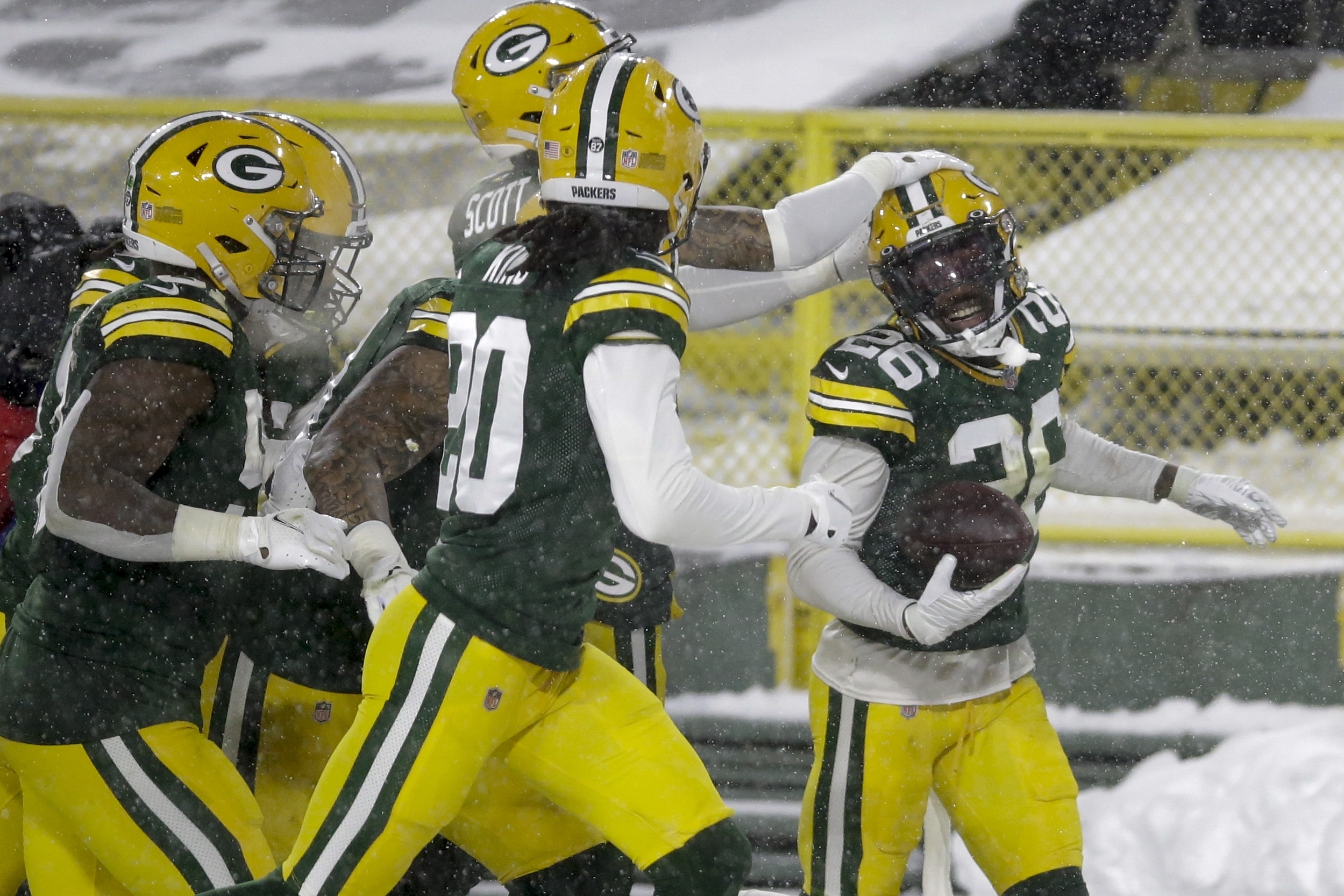 Adams shines in snow as Packers trounce Titans 40-14