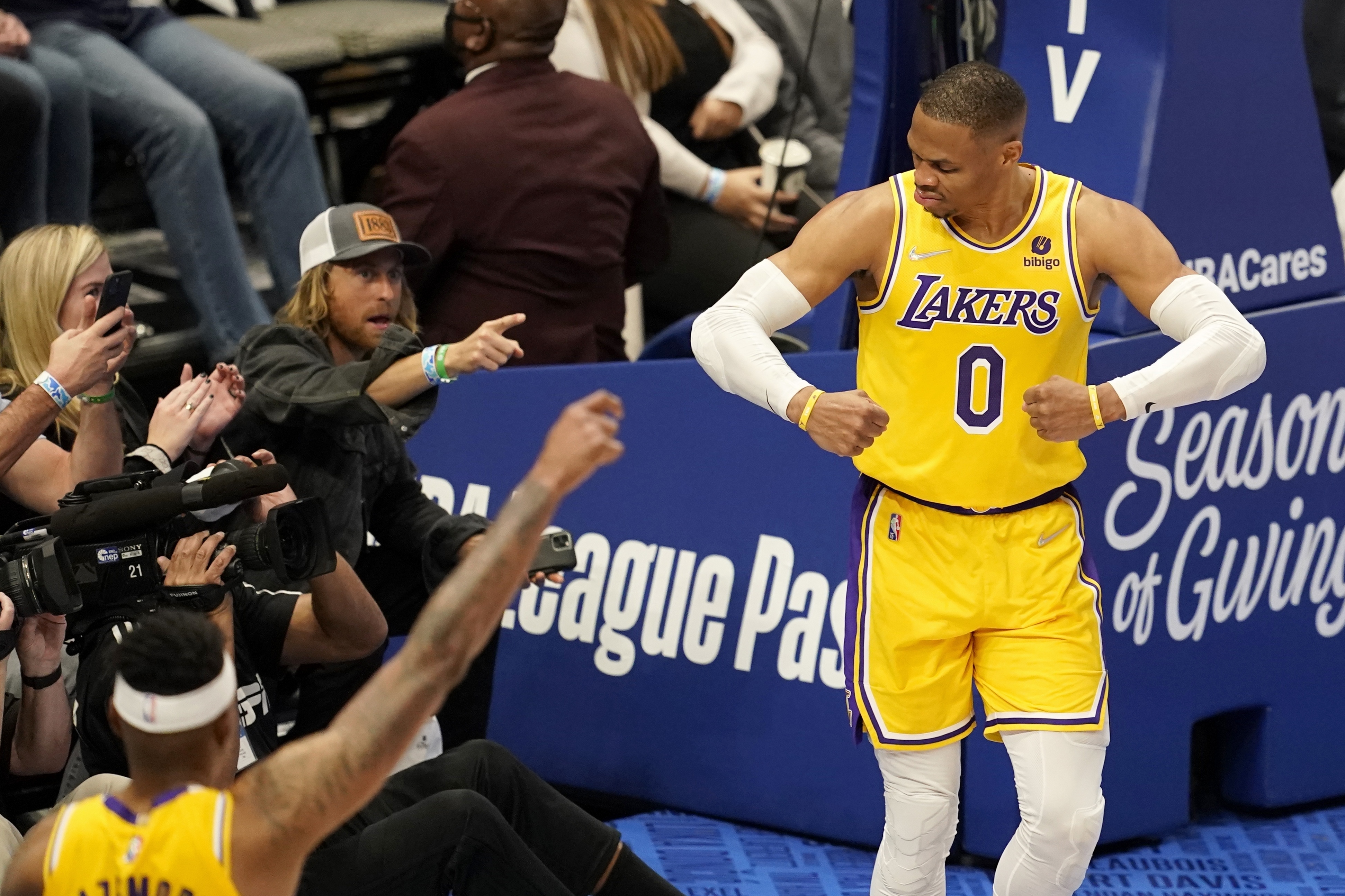 Isaiah Thomas to sign with Lakers after scoring 42 points for