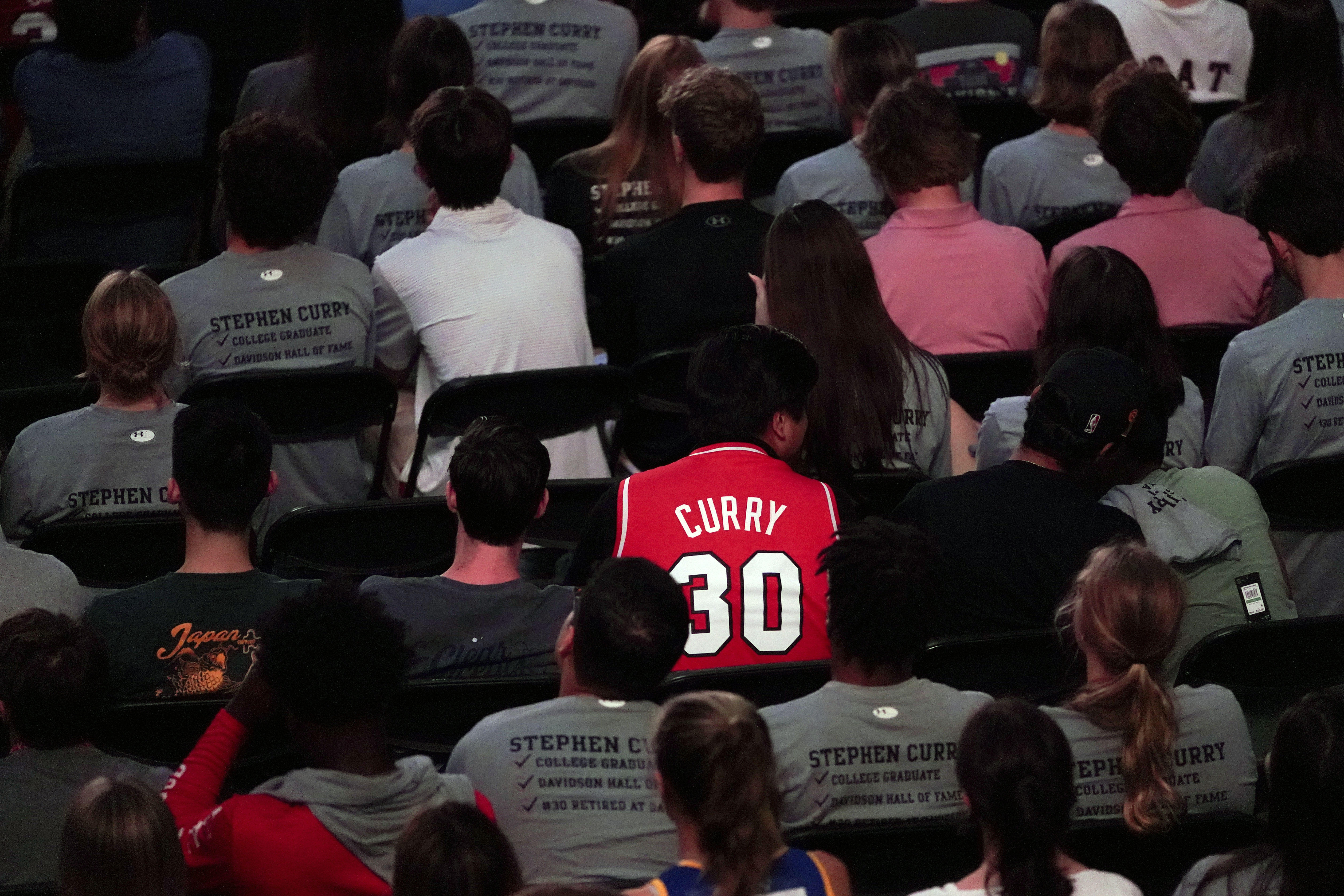 Curry's 3: Joins Davidson HOF, has jersey retired, graduates