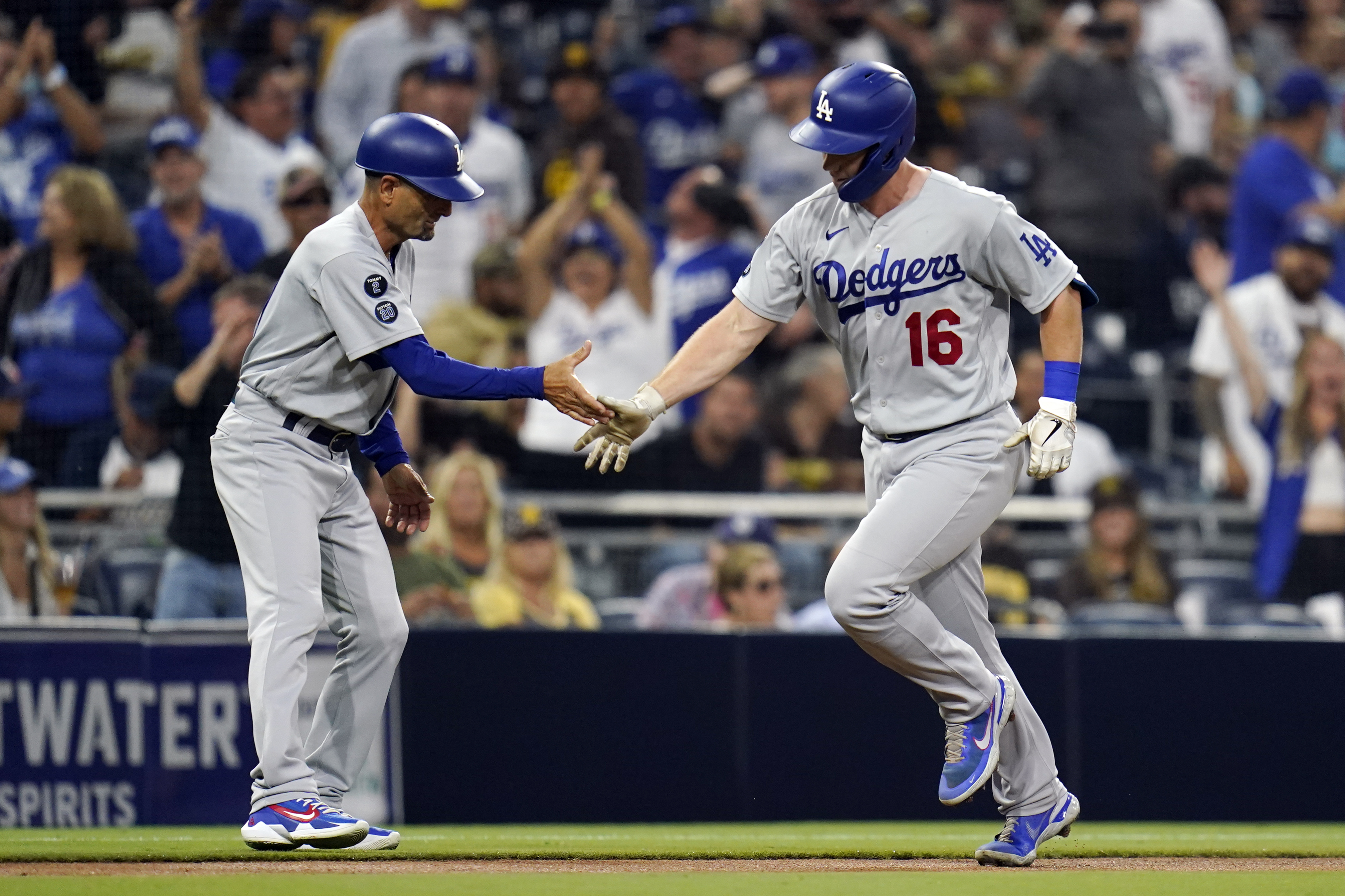 Cubs abuse Walker Buehler, Dodgers bullpen for seven-run inning to