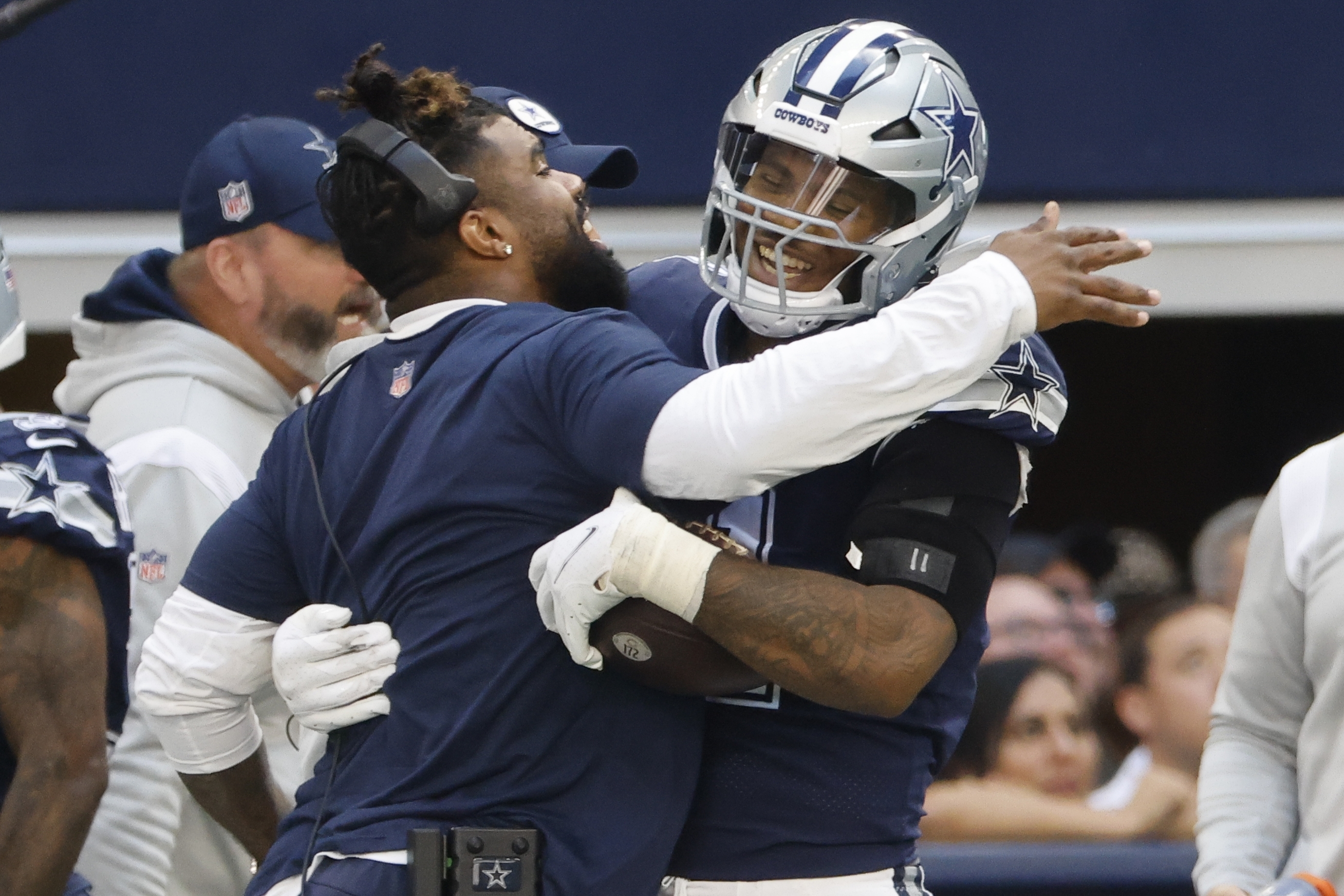 Arlington, Texas, USA. 11th Dec, 2022. Dallas Cowboys running back EZEKIEL  ELLIOTT (21) before the NFL football game between the Houston Texans and  the Dallas Cowboys on December 11, 2022 at AT&T