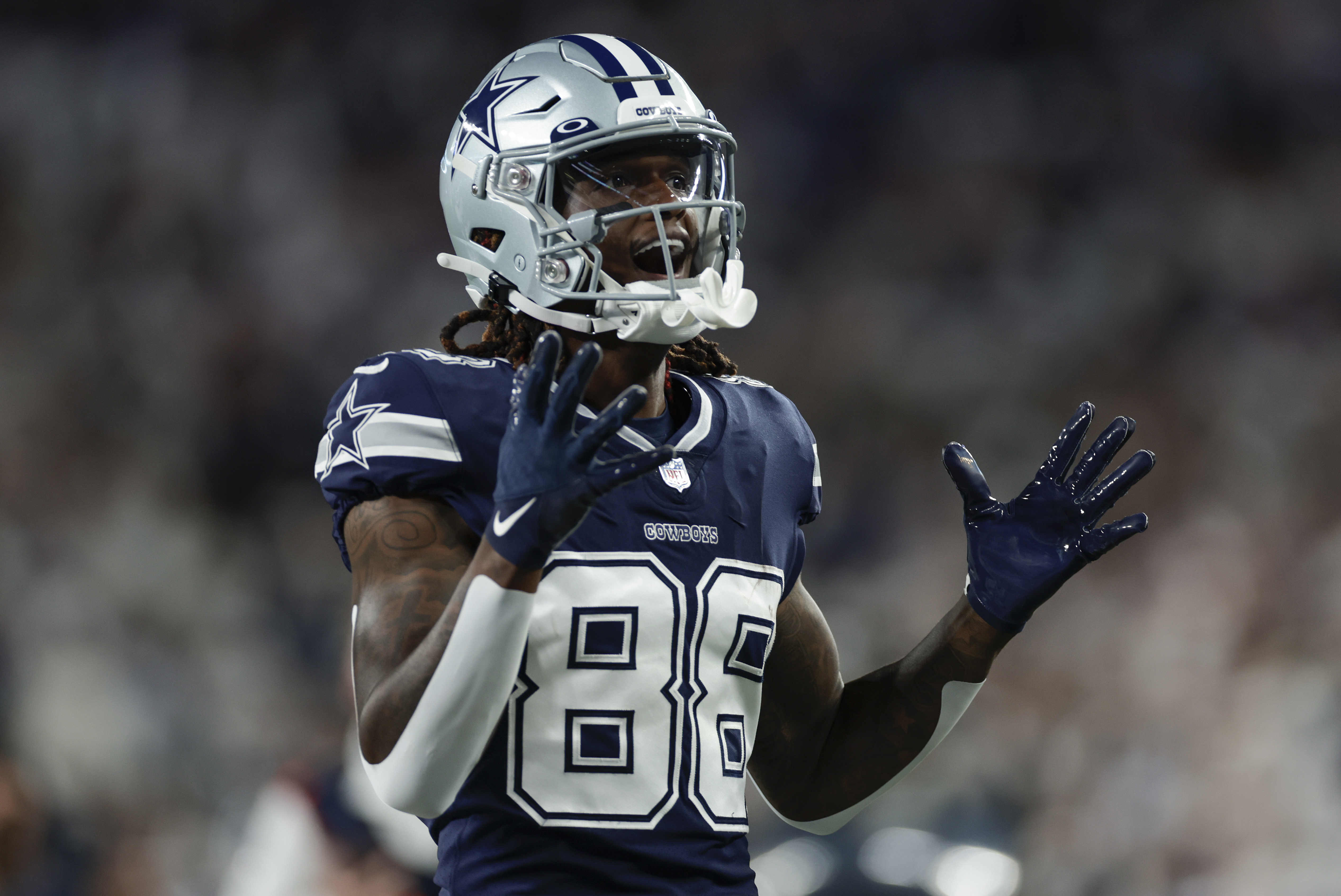 Arlington, United States. 24th Dec, 2022. Dallas Cowboys CeeDee Lamb makes  a 36-yard touchdown catch against the Philadelphia Eagles during their NFL  game at AT&T Stadium in Arlington, Texas on Saturday, December