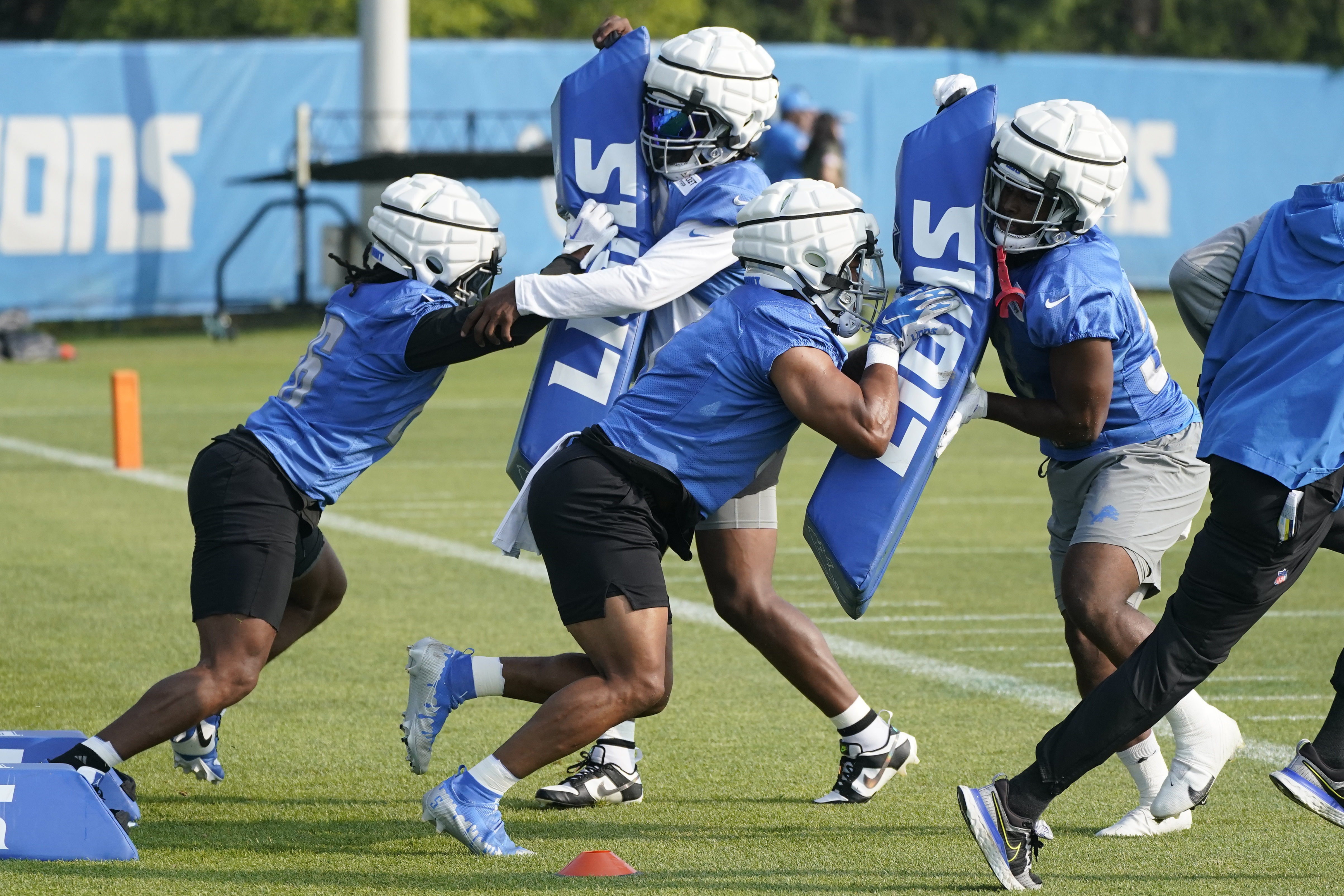 Lions' bolstered linebacking corps has high expectations on 1st day of pads  at training camp