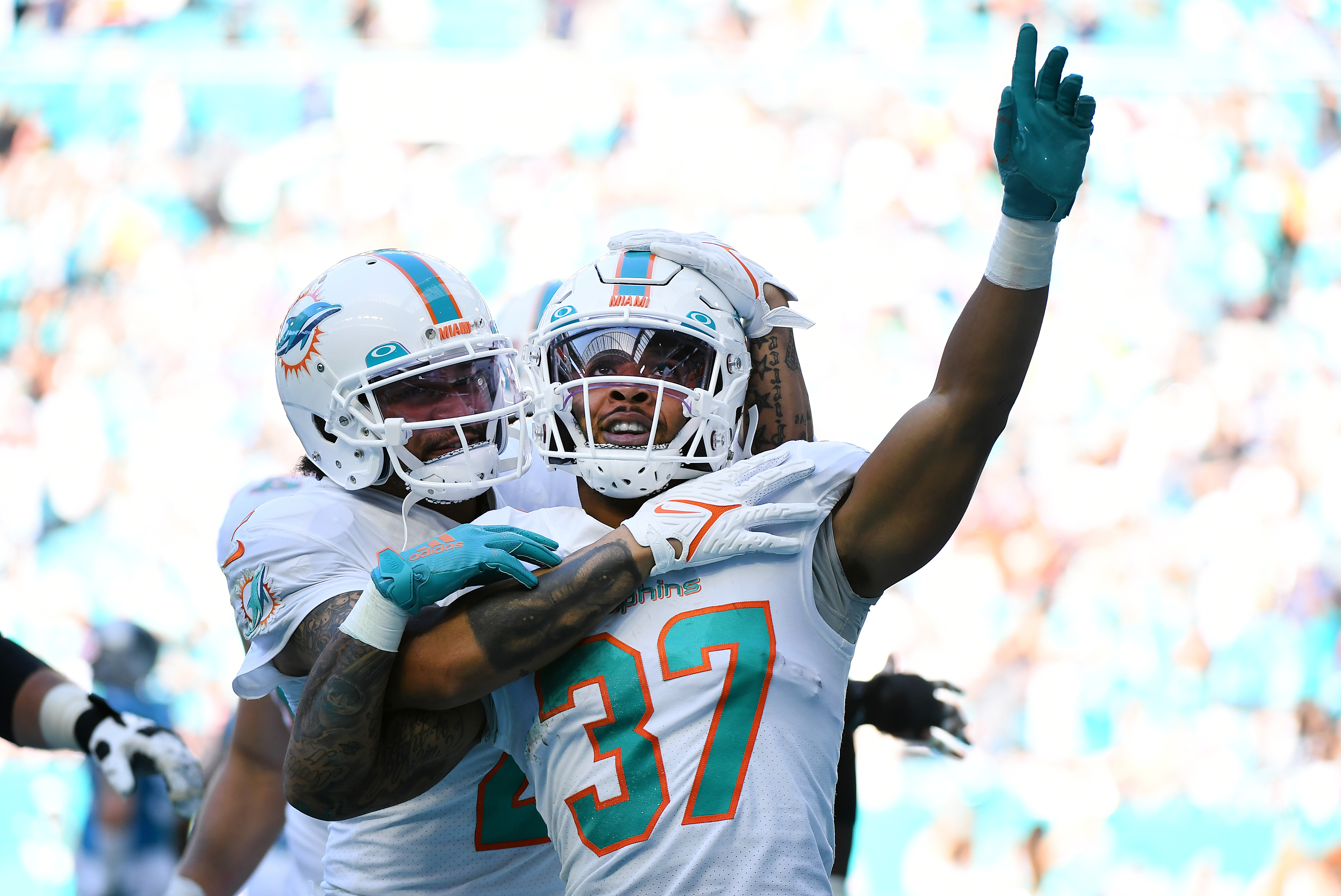 Dolphins win 4th straight, roll past Panthers 33-10