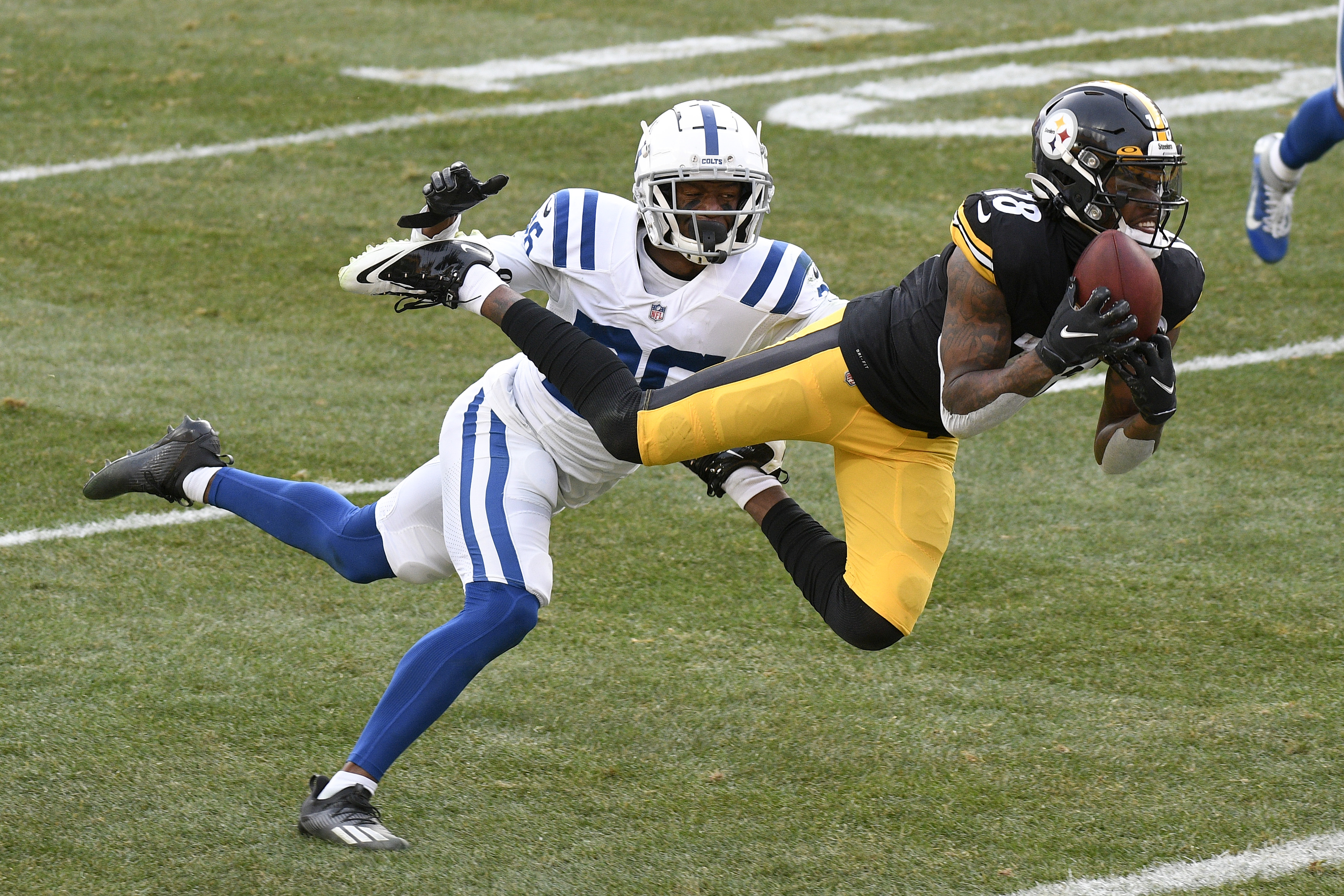 Diontae Johnson of the Pittsburgh Steelers lines up during the third