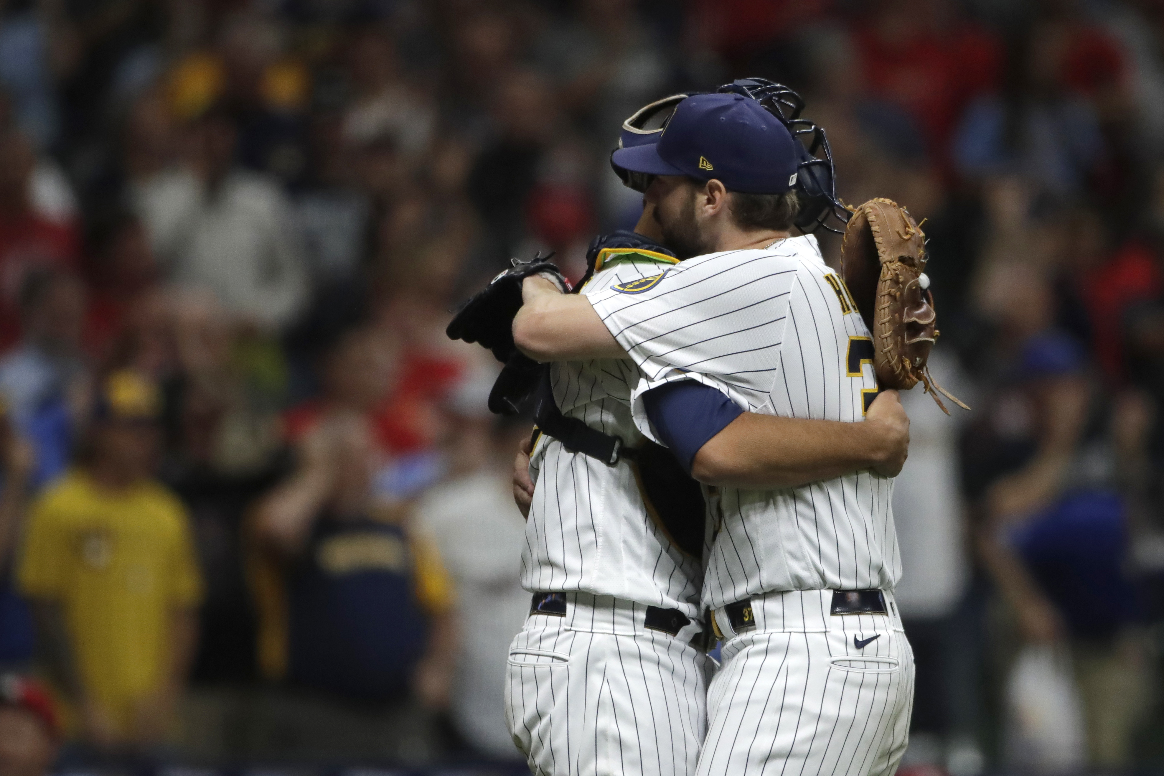 Brewers' Willy Adames leaves game due to quad injury