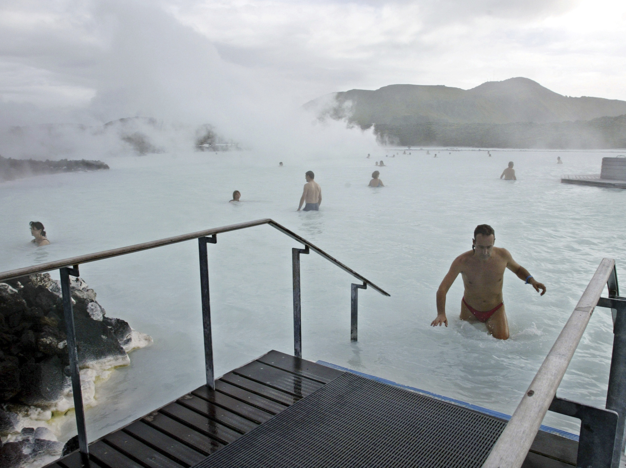 Iceland's Blue Lagoon spa closes temporarily as earthquakes put area on  alert for volcanic eruption