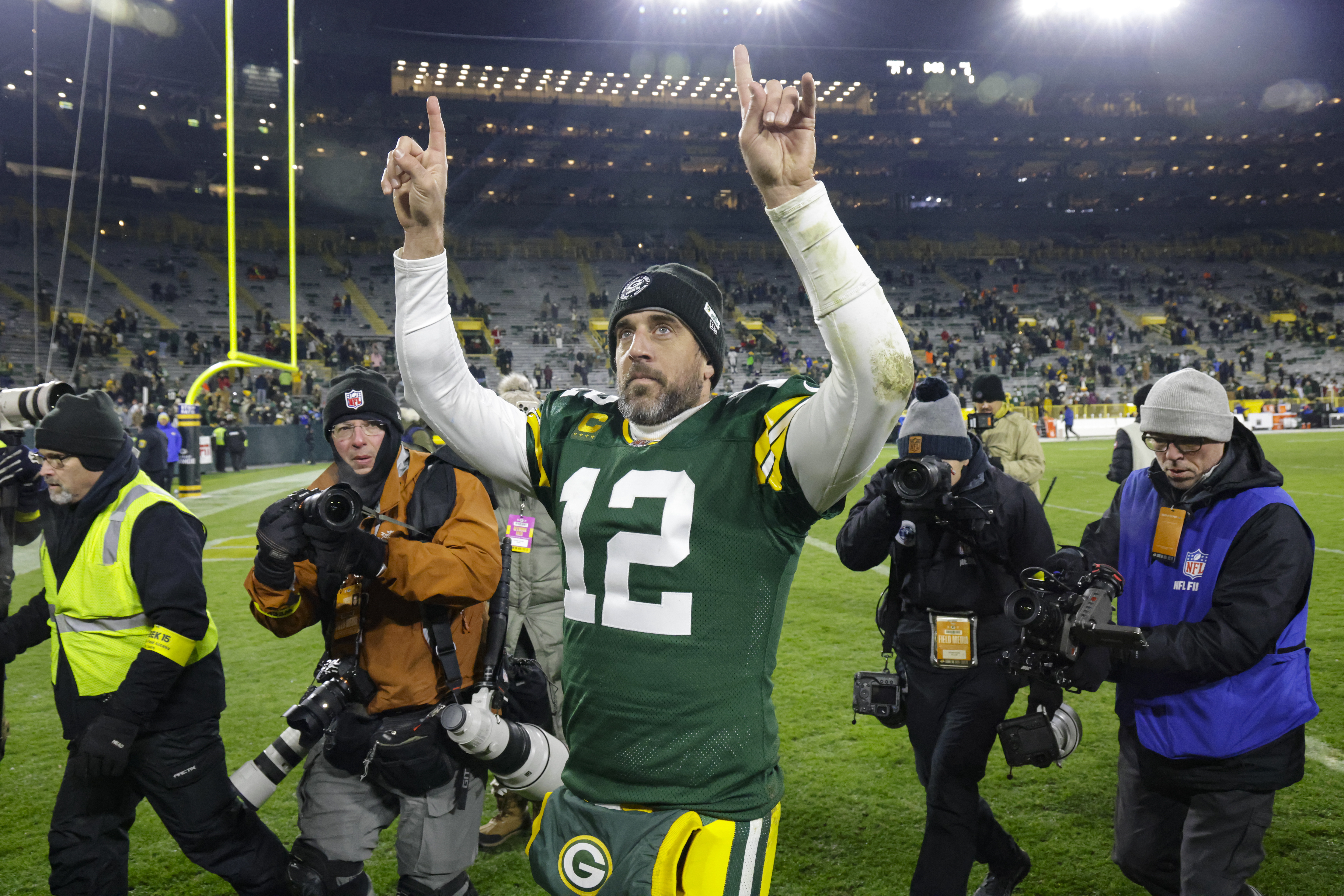 Packers def. Rams 24-12 on Monday Night Football to keep playoff