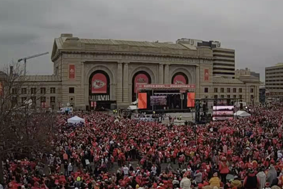 Thousands of Chiefs fans line Kansas City streets to celebrate