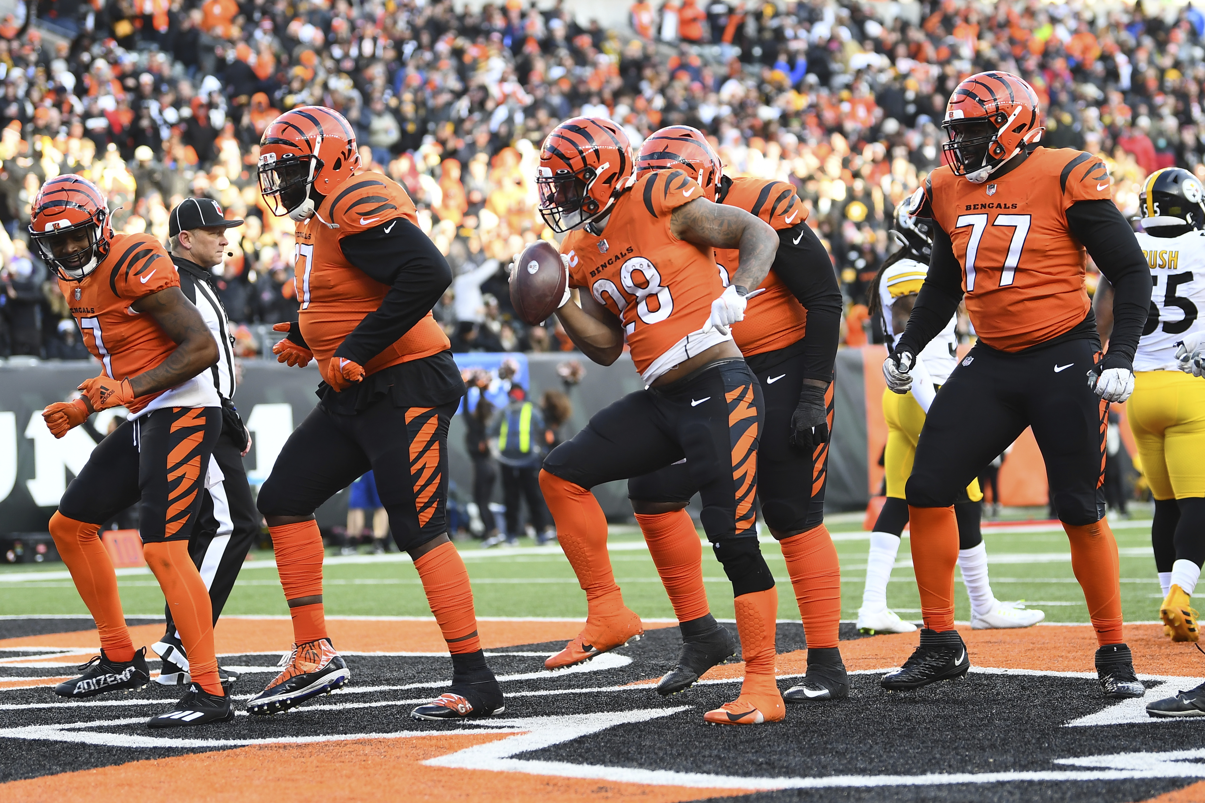 Cincinnati Bengals running back Joe Mixon (28) celebrates after his  touchdown during the second half of