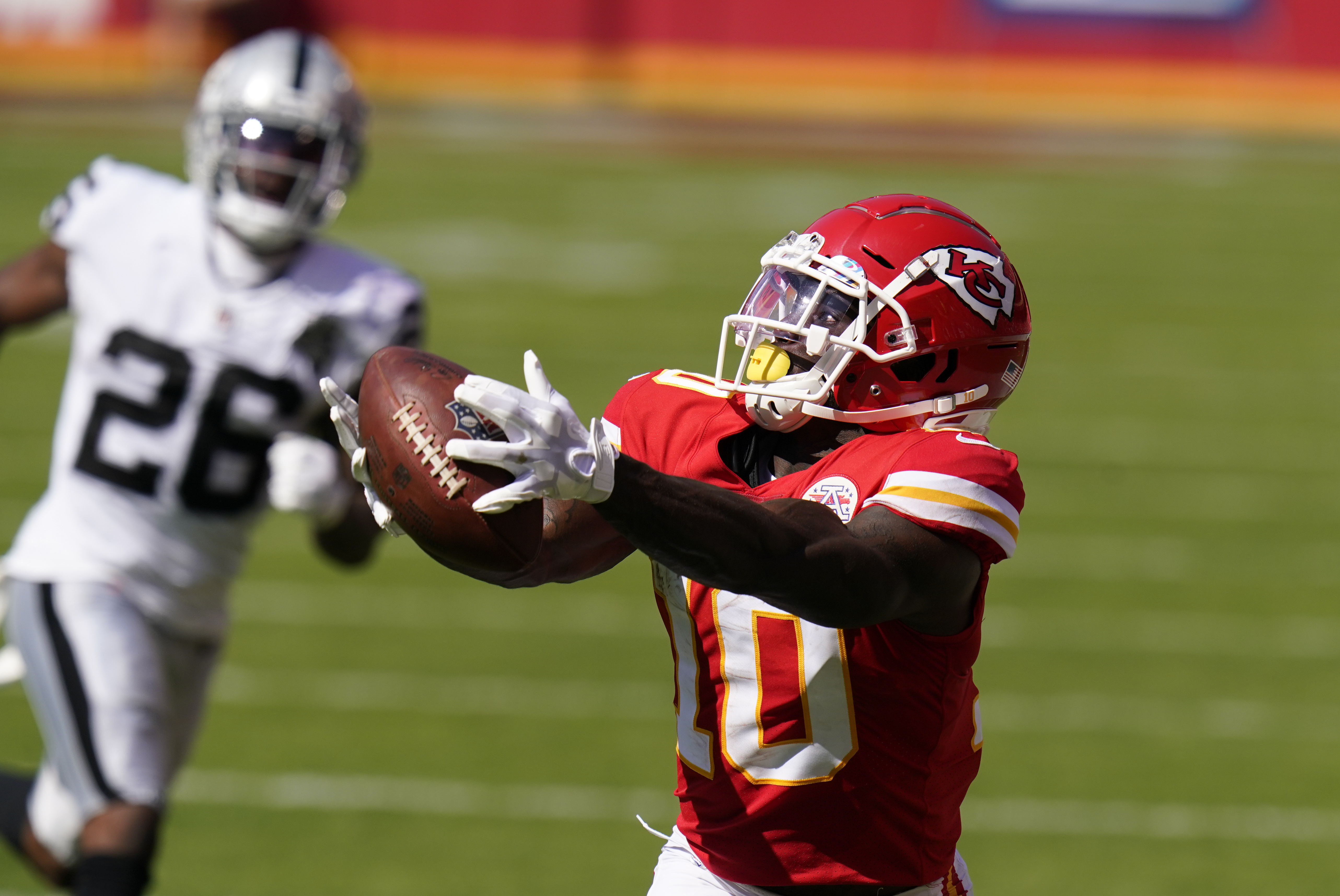 Carr helps Raiders snap Chiefs' 13-game win streak, 40-32 Mo