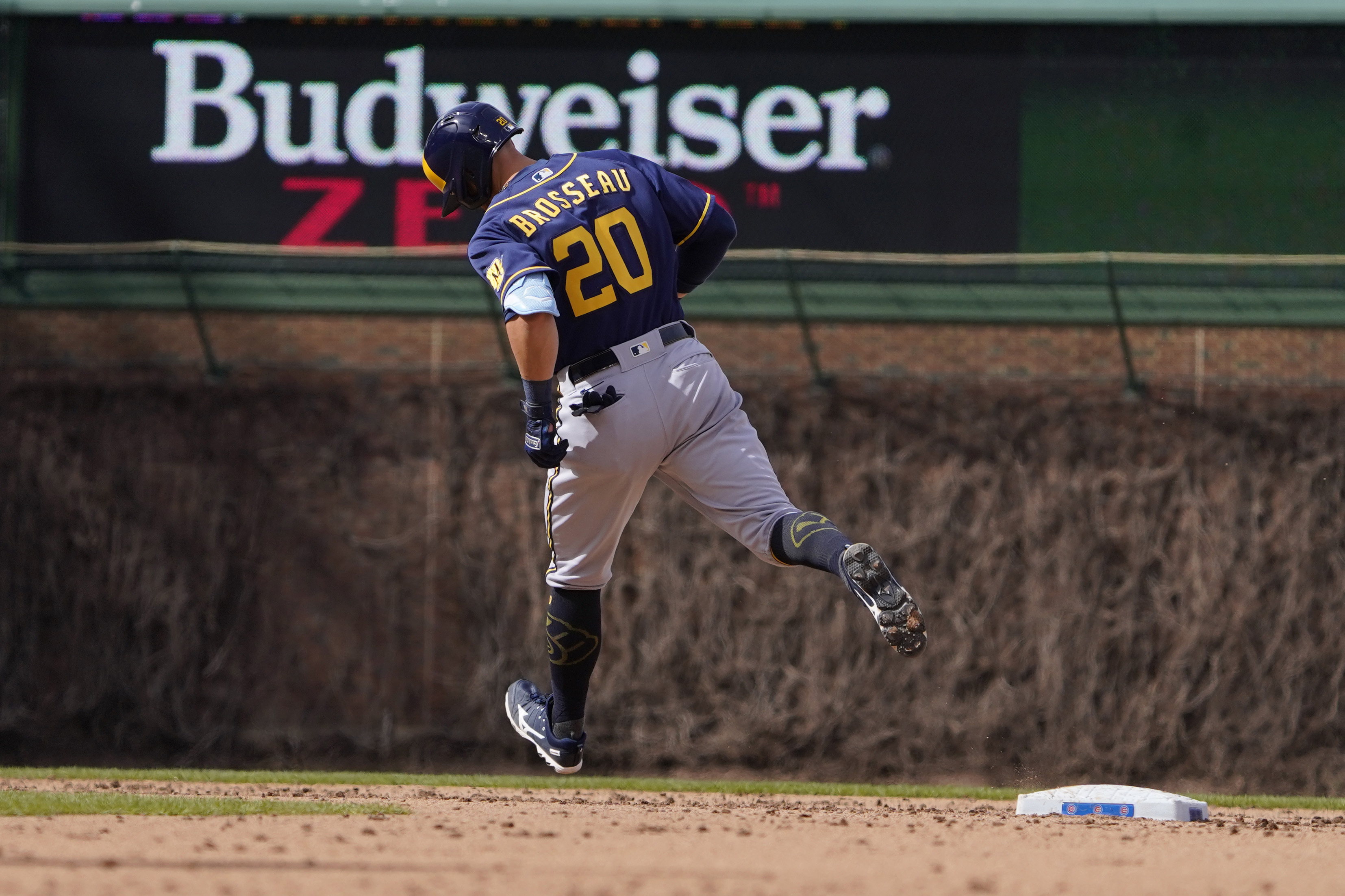 Cubs' Seiya Suzuki hit an inside-the-park home run against Josh Hader