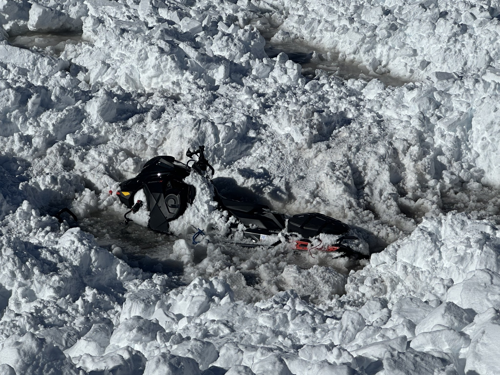 Two buried in large avalanche above Latopie Lake