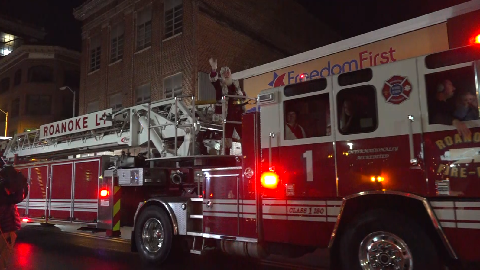 Day Of Roanoke Christmas Parade For 2022 Residents Welcome Back Roanoke Christmas Parade