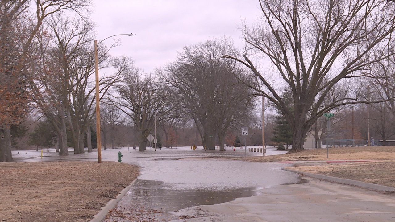 Beatrice prepares for Big Blue River to flood