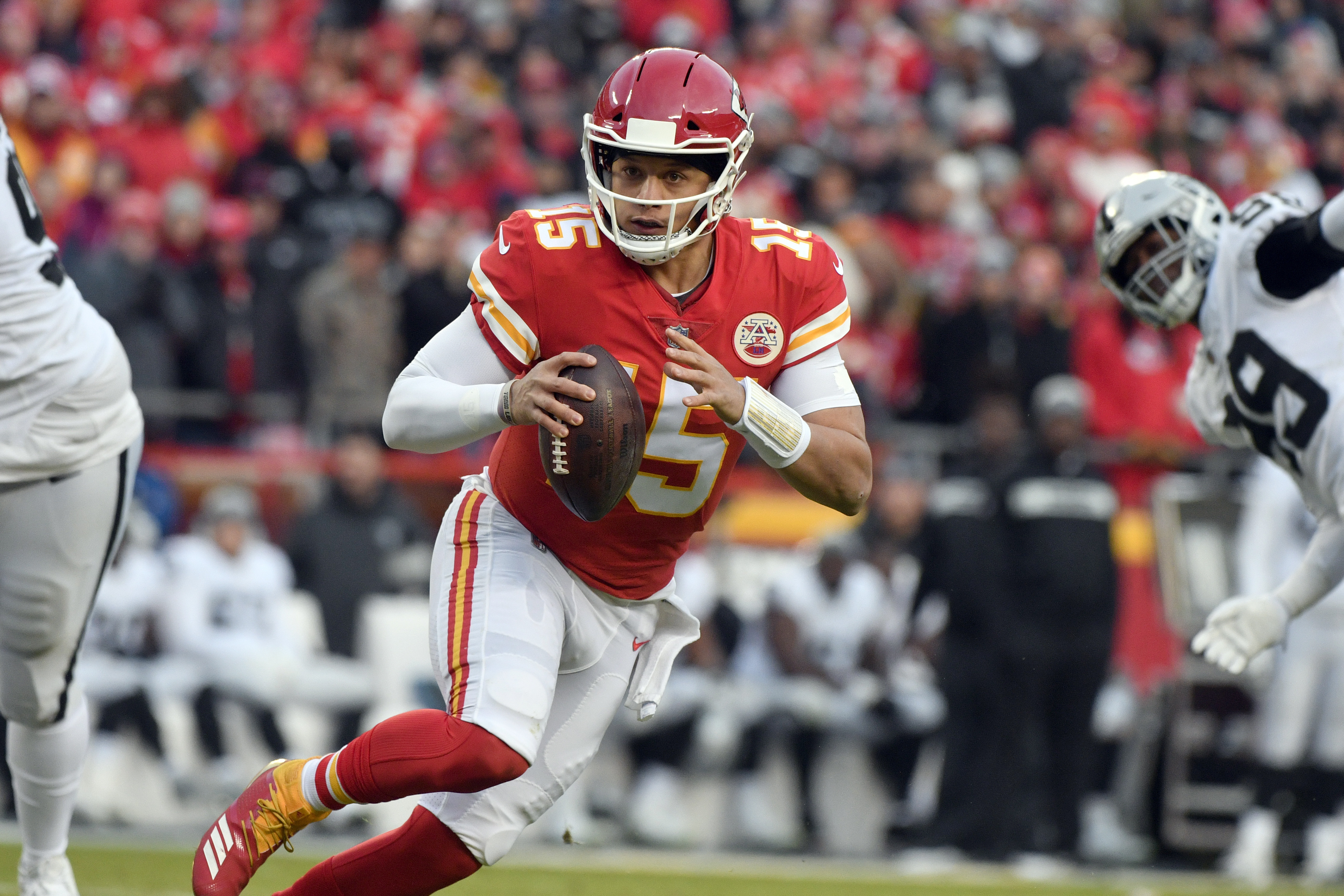 Chiefs romp past Raiders to clinch AFC West, No. 1 seed