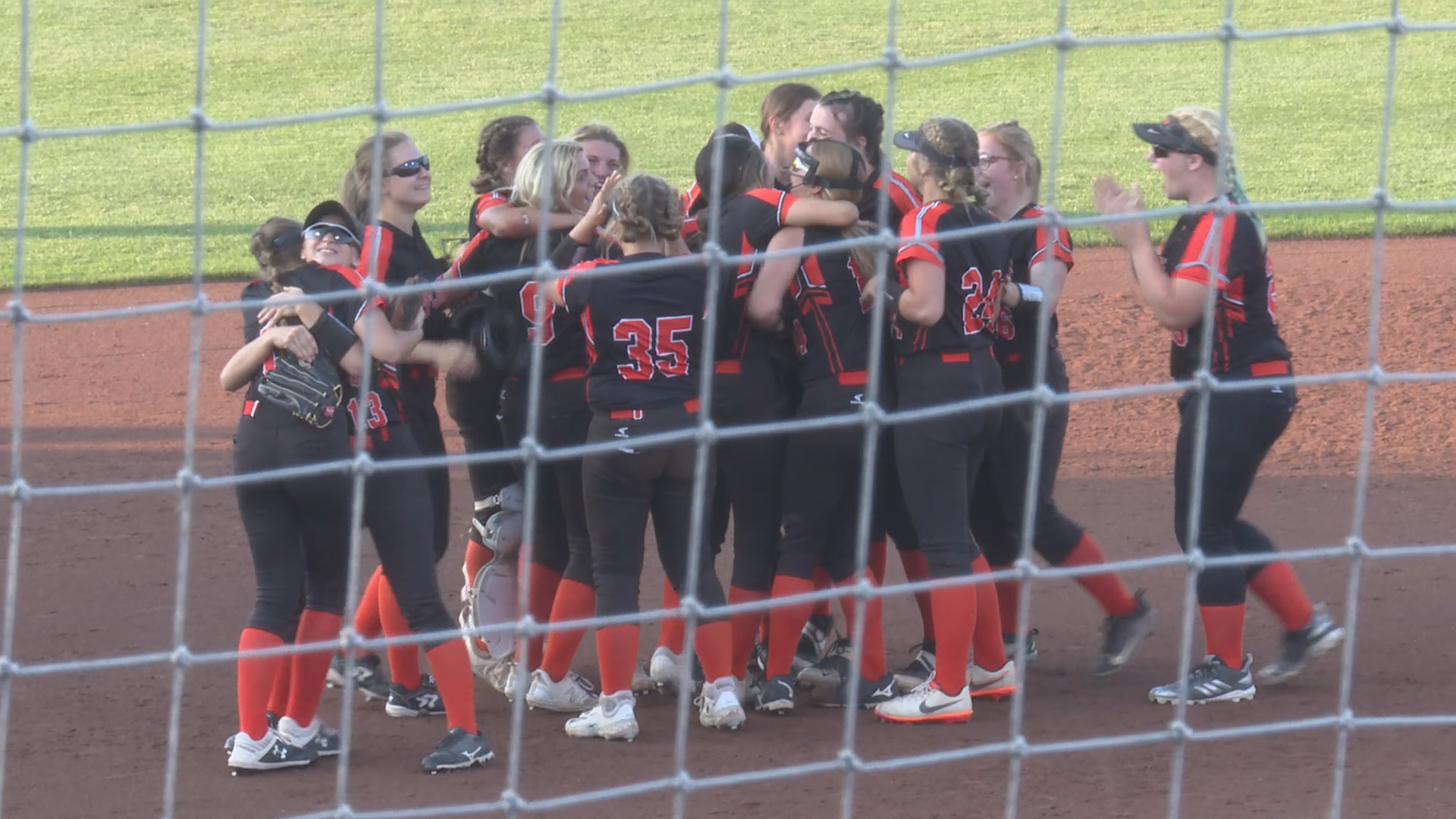 Iola-Scandinavia Thunderbirds win Division 4 state softball title